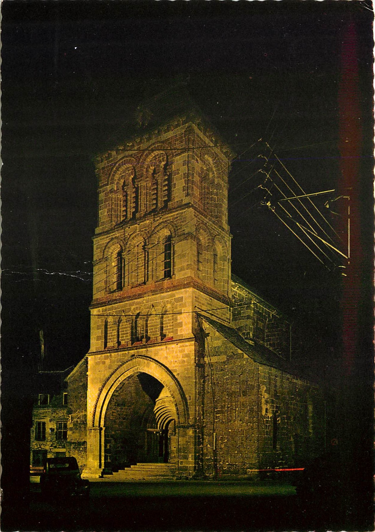 CPM Salers (Cantal) alt 950m Cite Mediavale Joyau de la Haut Auvergne l'Eglise illiminee