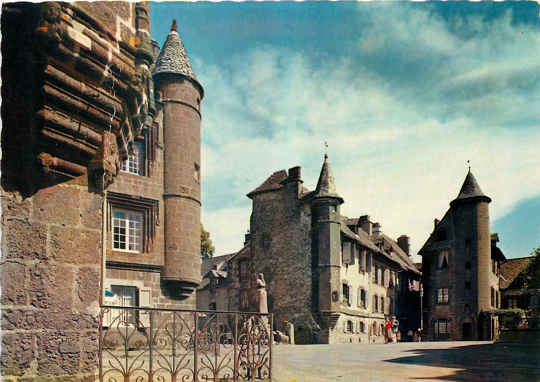 CPM Salers (Cantal) Cite Mediavale Joyau d'Auvergne