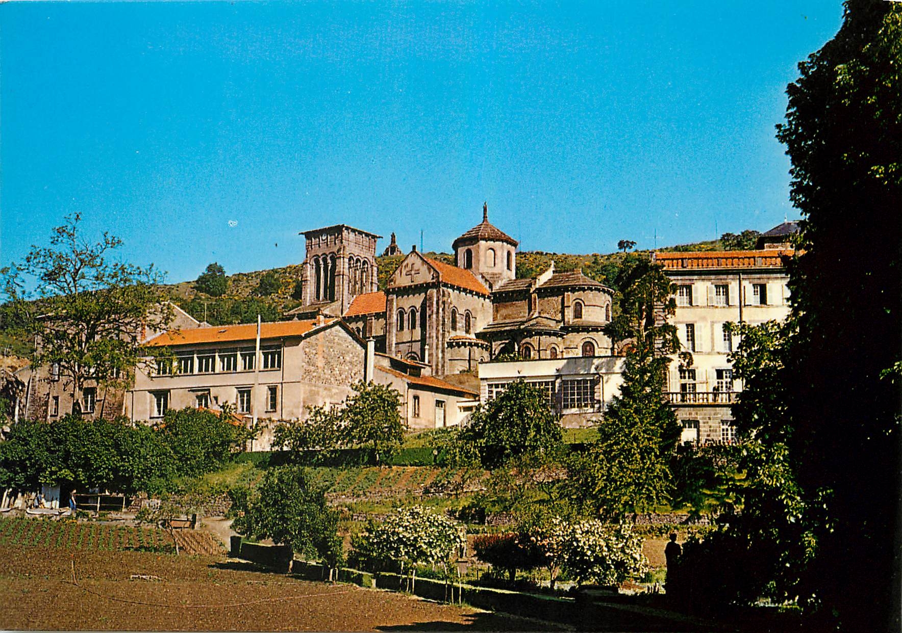 CPM Volvic (Puy de Dome) vue sur Volvic et l'Eglise