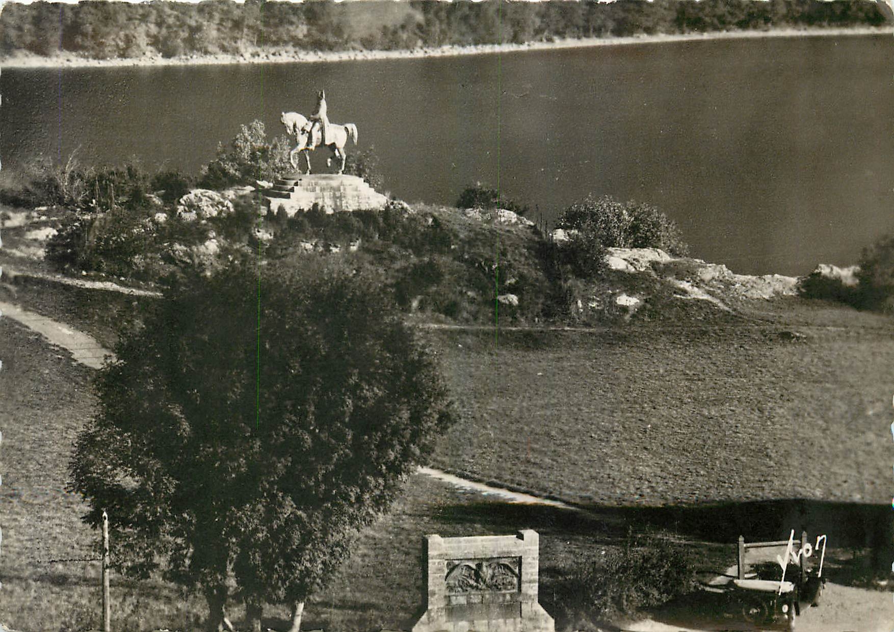 CPM Lac de Laffrey (Isere) et statue de Napoleon