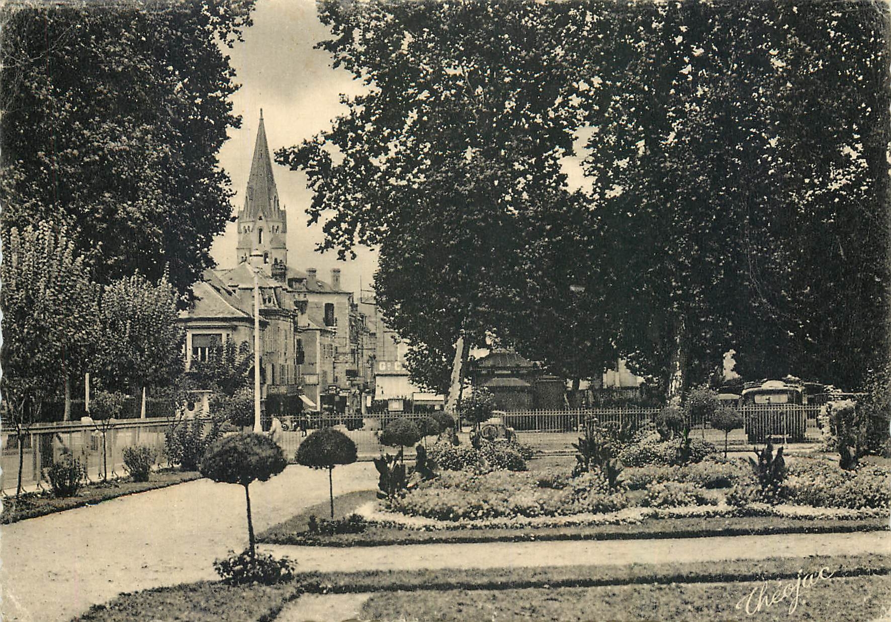 CPM Brive la Gaillarde le Clocher Saint Martin vu des Jardins de la Poste
