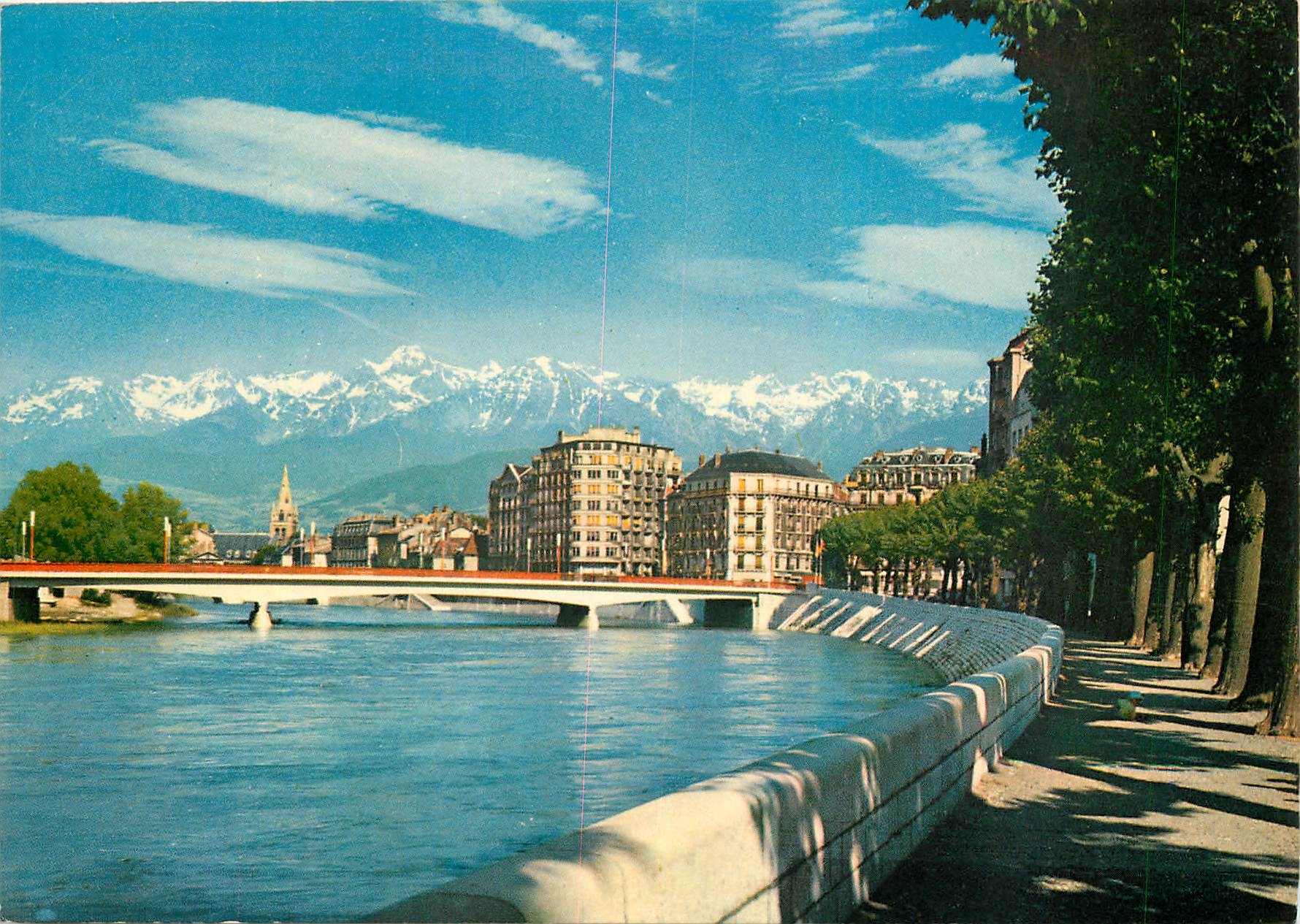Grenoble — Les quais de l'Isère et la chaîne de Belledonne — Éditions Grenoble Spadem
