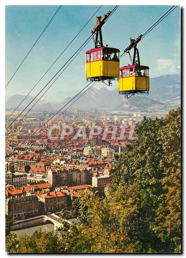 CPM Les Alpes en couleurs naturelles Grenoble Telepherique de la Bastille Croisement des deux bennes