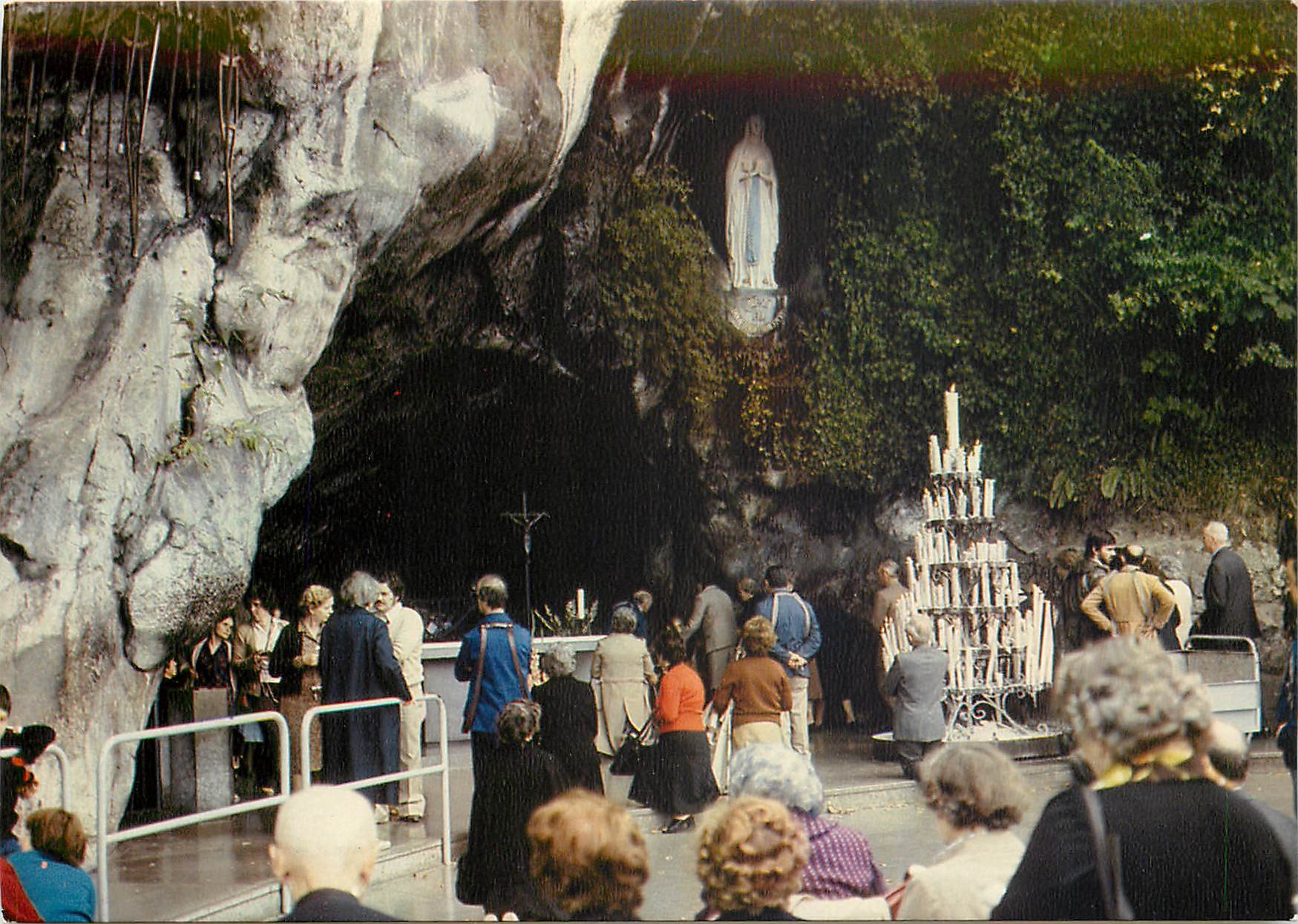 Lourdes — La Grotte de Massabielle — IRIS