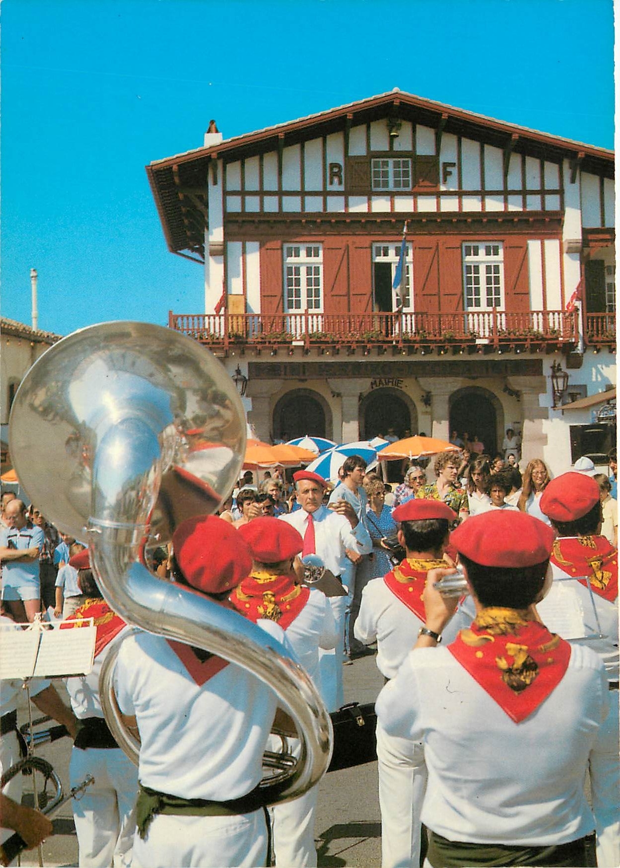 CPM Bidart La Fanfare Alegera joue devant la Mairie