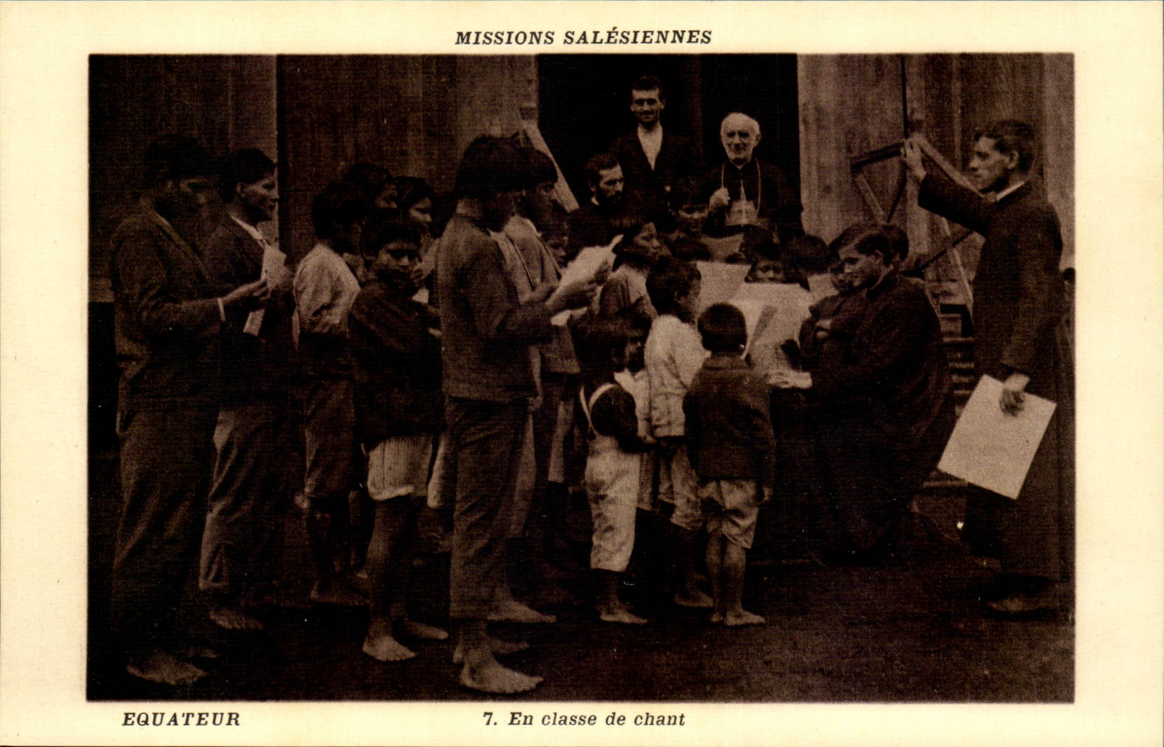 Missions Salesiennes -CPA- En classe de chant