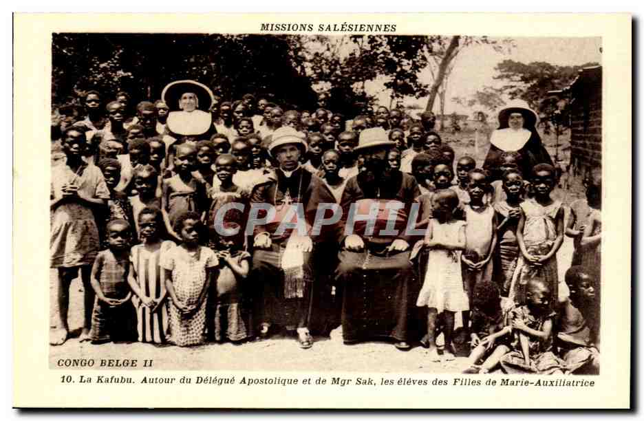 La Kafubu Autour du Delegue Apostolique et de Mgr Sak les eleves des Filles de Marie-Auxiliatrice