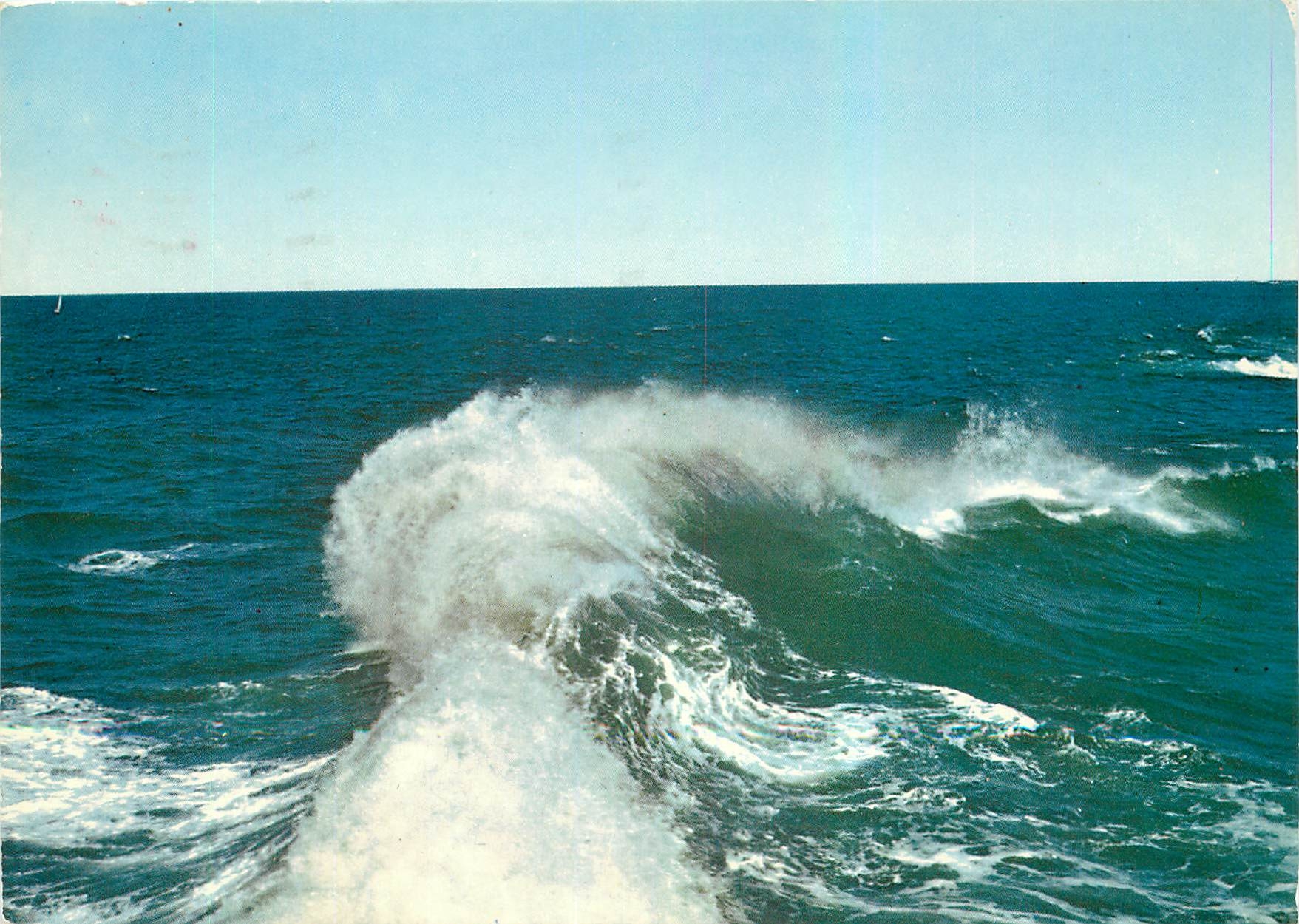 CPM La mer de ses rudes caresses 