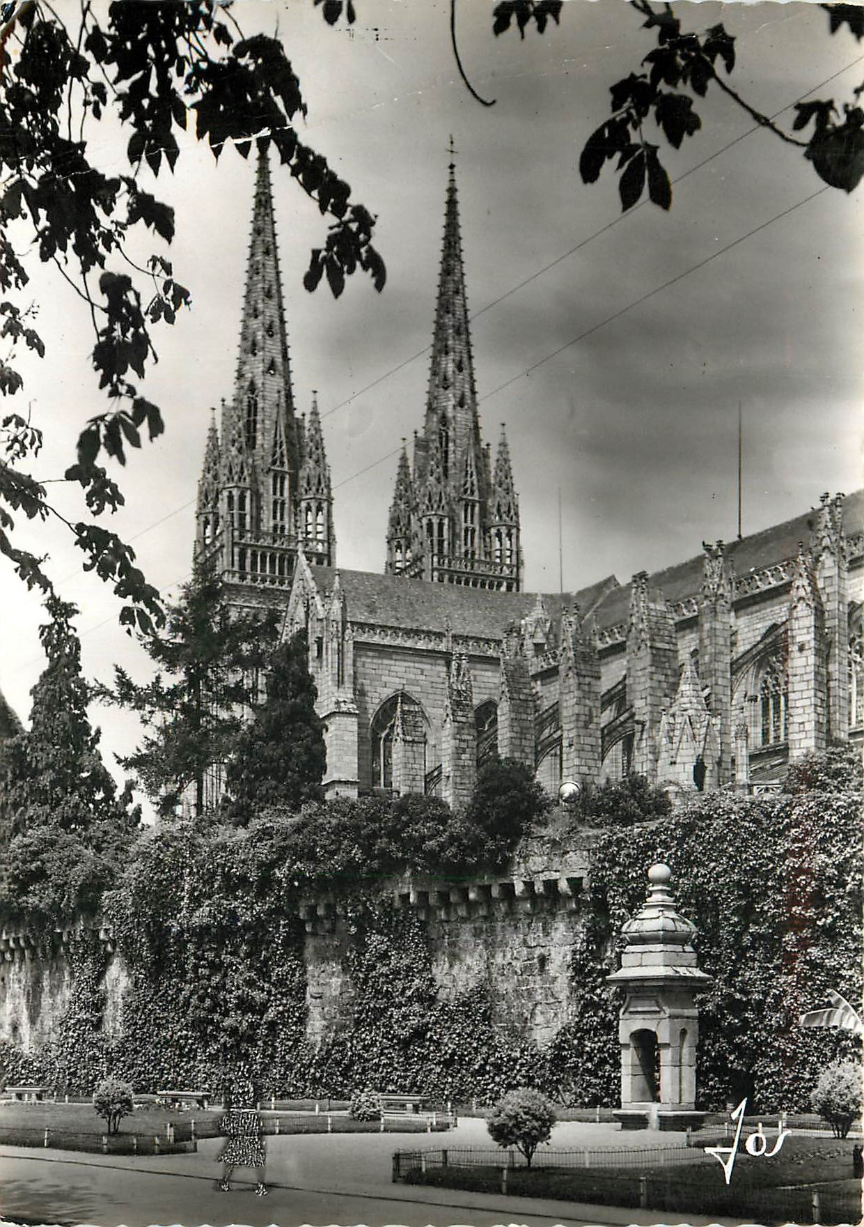 CPM Bretagne Quimper Finistere Les Fleches de la Cathedrale et les arenes 