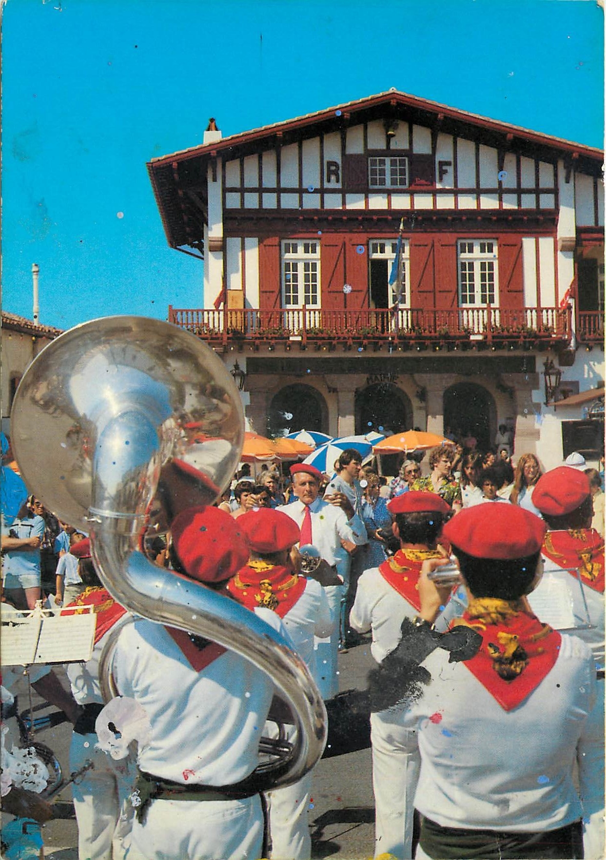 CPM Bidart La fanfare Alegera joue devant la Mairie 