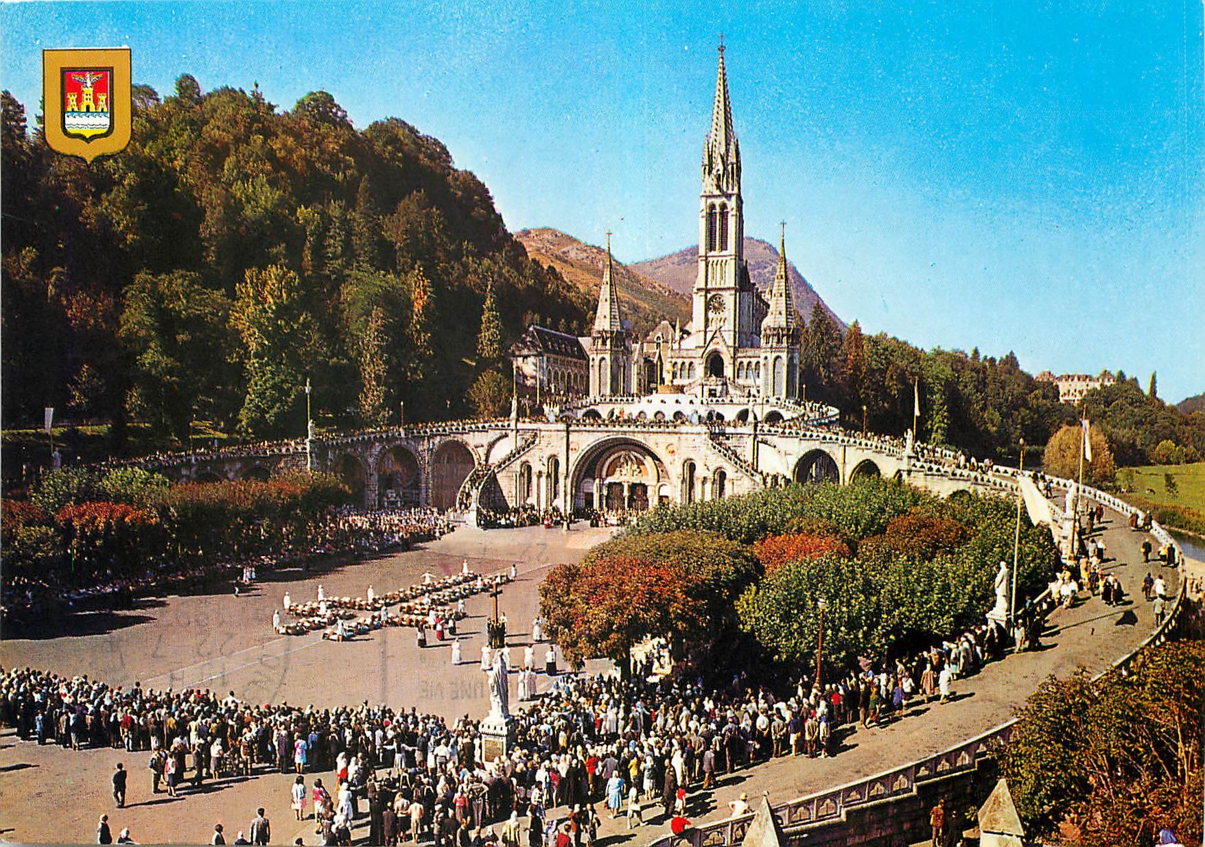 CPM Lourdes Les Malades Assistant au Chemin de Croix 