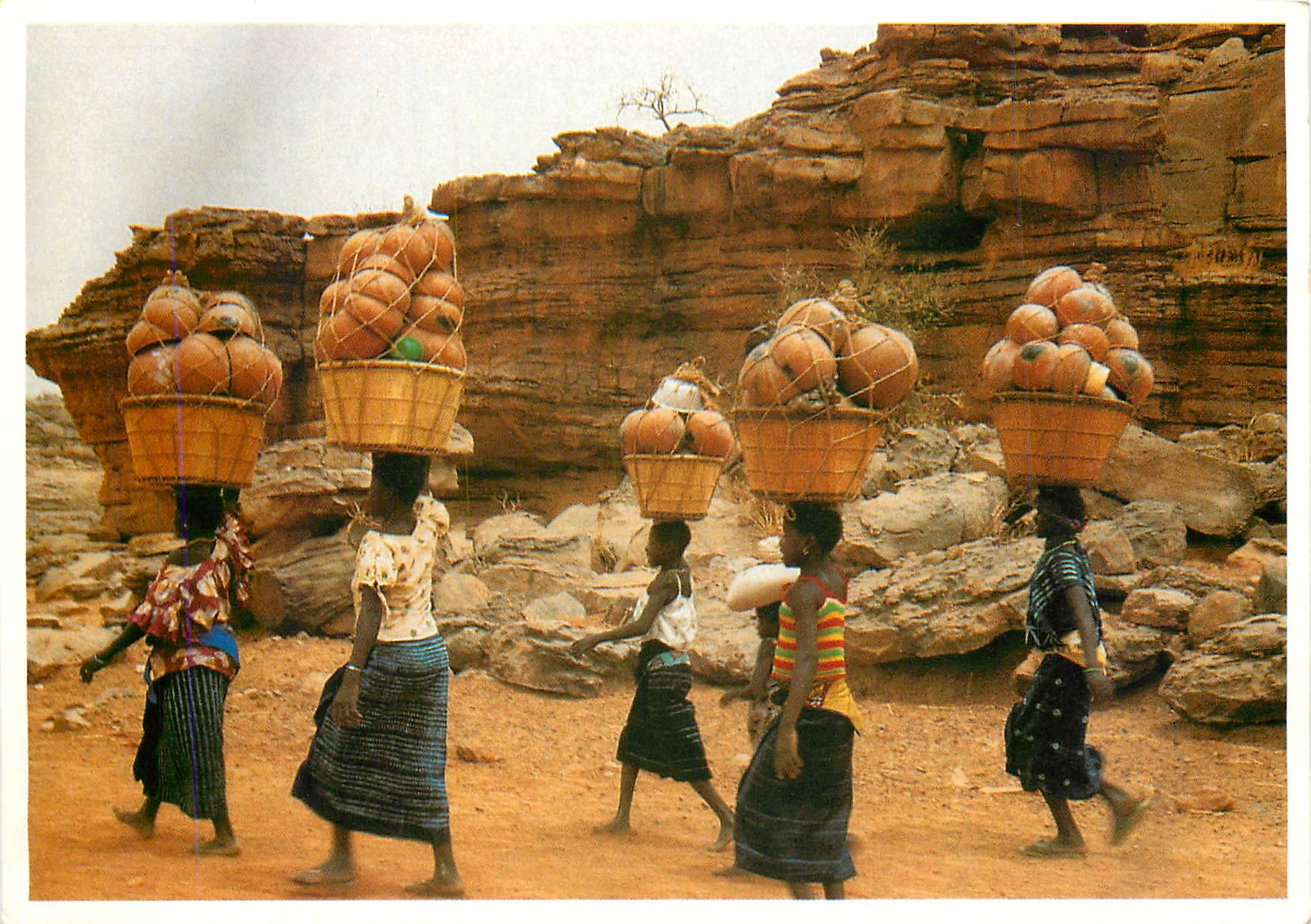 CPM Femmes allant au marche Sangha 