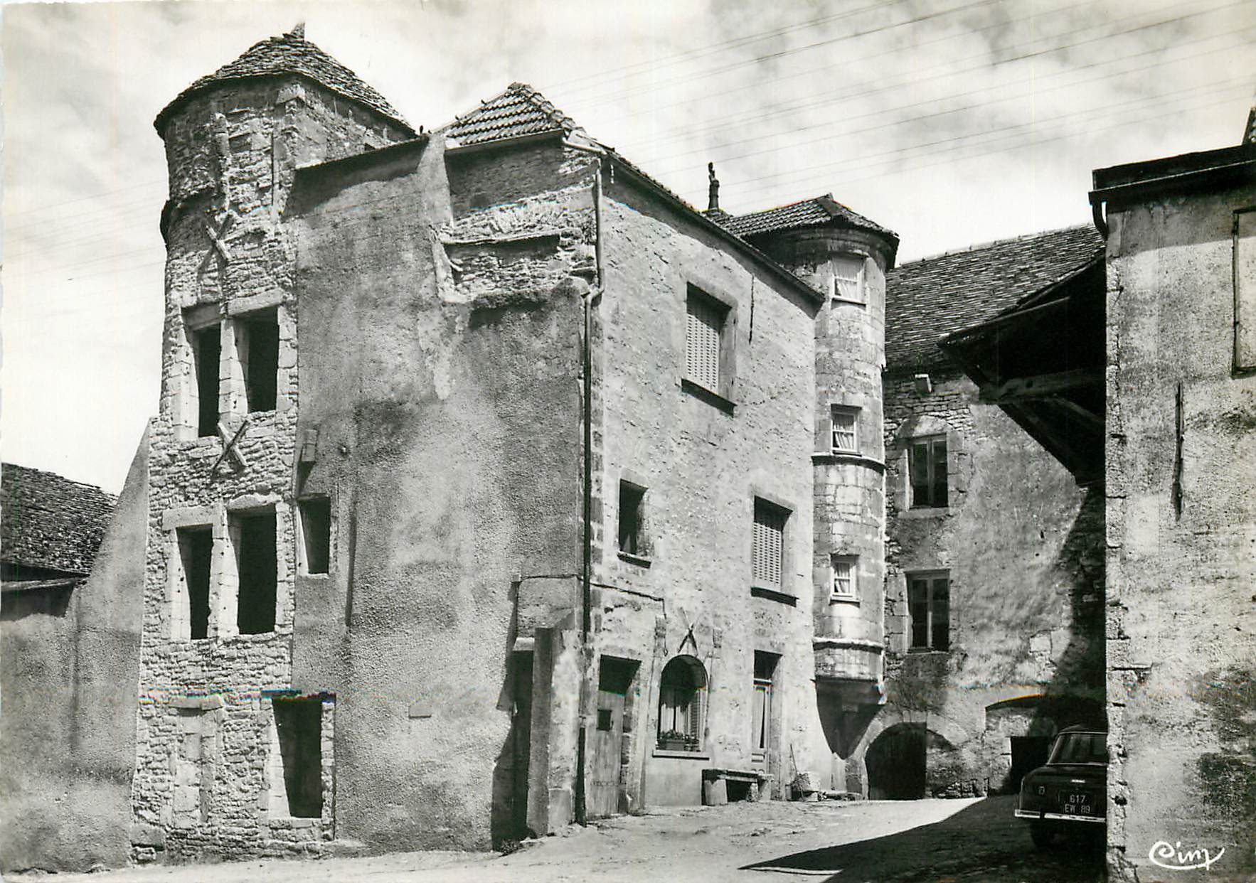 CPM Flavigny sur Ozerain C d'Or Maison du xv siecle et Tour Communale 