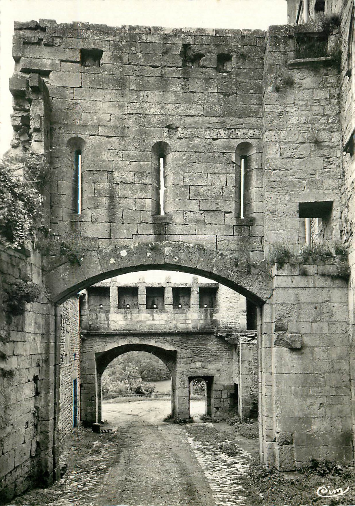 CPM Flavigny sur Ozerain C d'Or Interieur Porte du Val 