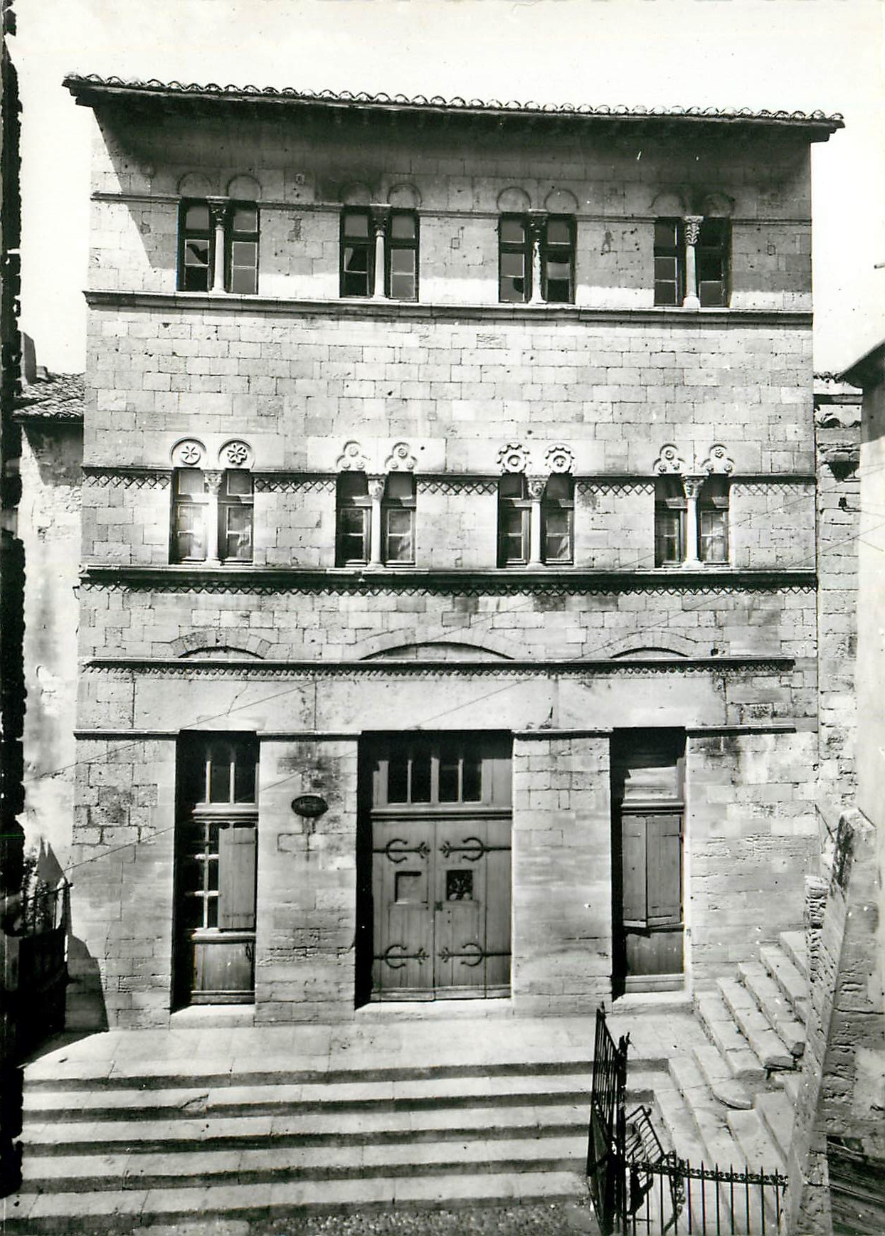 CPM Saint Gilles du Gard La Maison Romane 