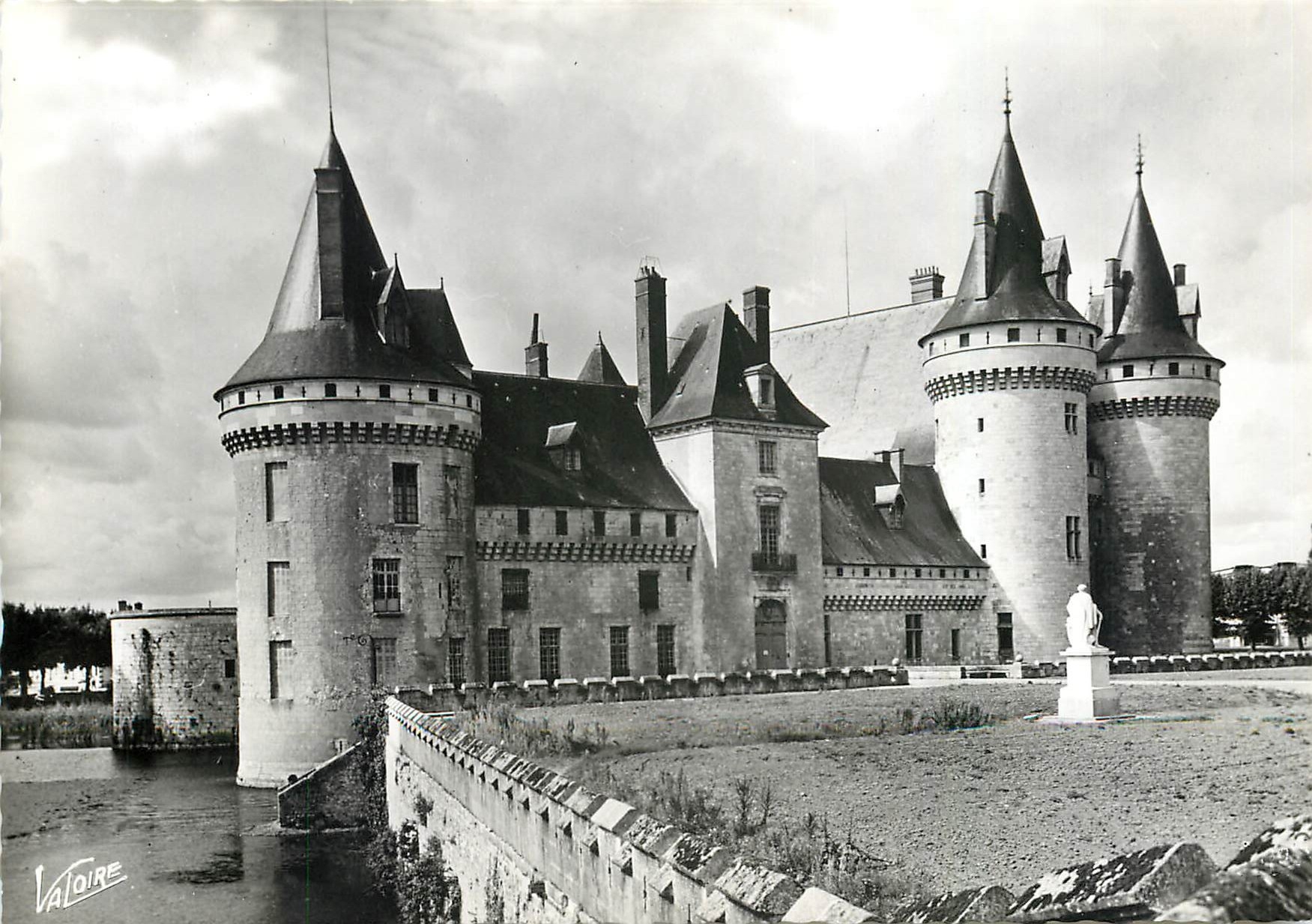 CPM Les Merveilles du Val de Loire Sully sur Loire Le Chateau vu du parc 