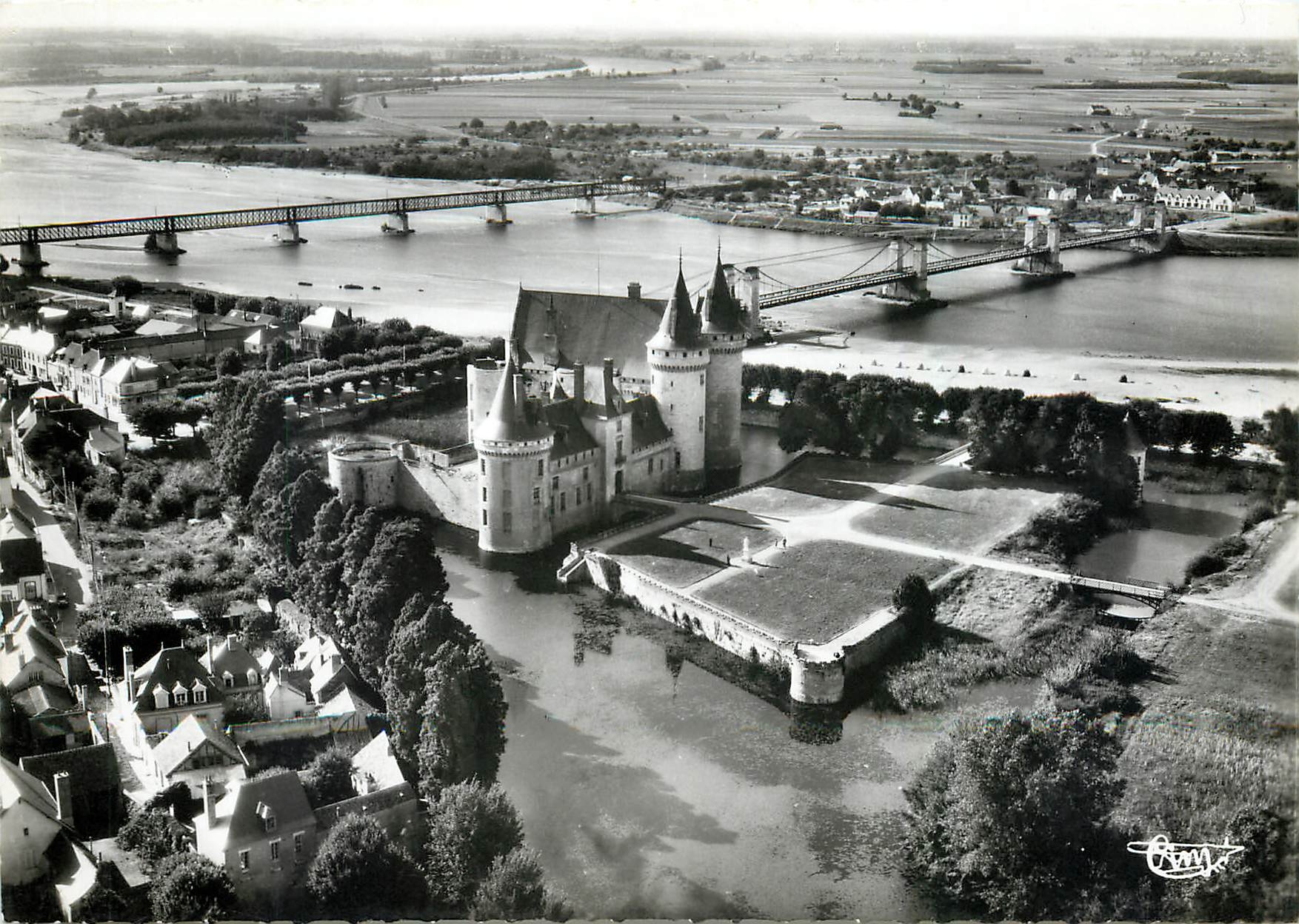 CPM Sully sur Loire Loiret Le Chateau et la Loire 