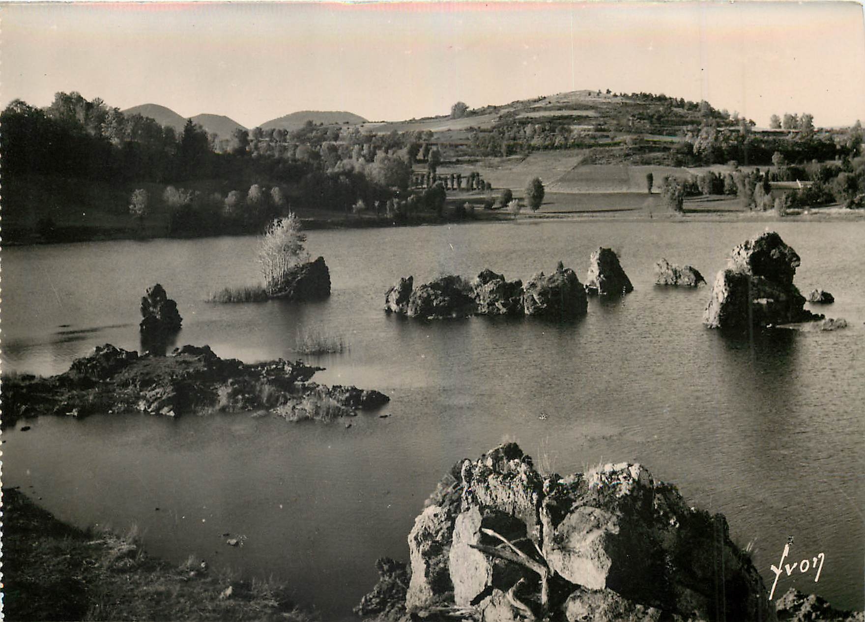 Le lac de la Cassièrère — chaîne des puys — Éditions d'Art 'YVGN' — n° 2760