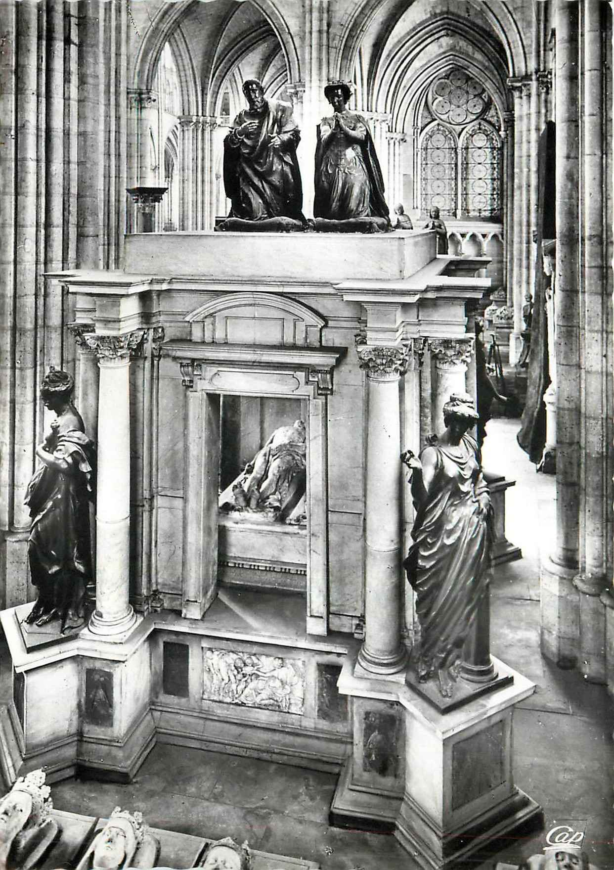 CPM Basilique de Saint Denys Tombeau de Henri II et de Catherine de Medicis 
