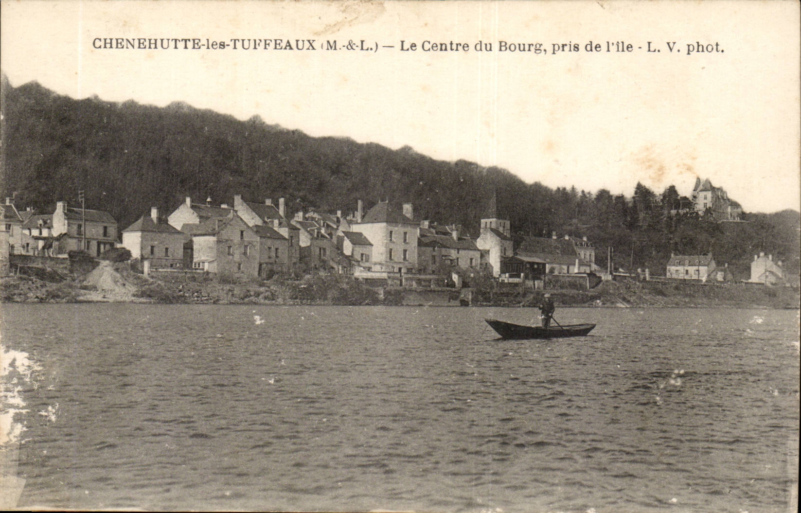 Chenehutte-les-Tuffeaux -CPA- Le centre du Bourg pris de l'a®le