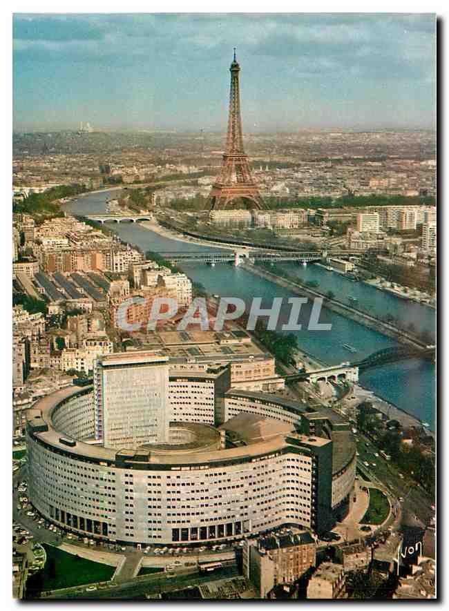 CPM En survolant Paris Le Palais de la Radio La Seine et la Tour Eiffel 