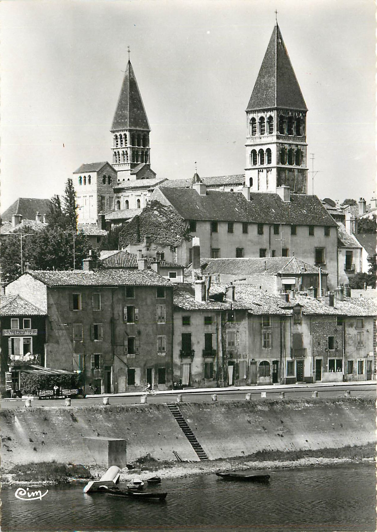 CPM Tournus S et L Abbatiale St Philibert et le quai Nord 