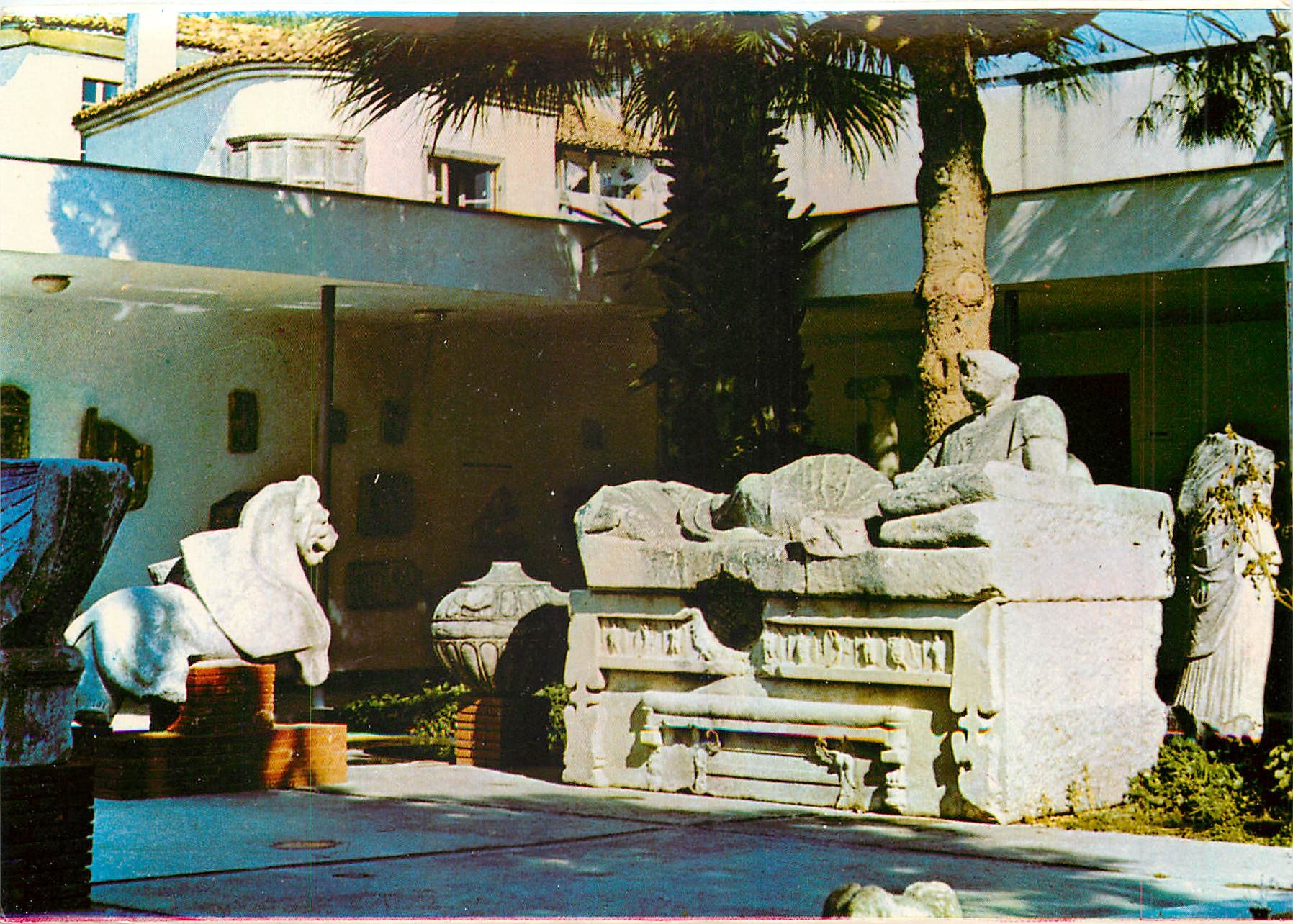 CPM Sarcophage vase en pierre et griftons du mausolee de Belevi 