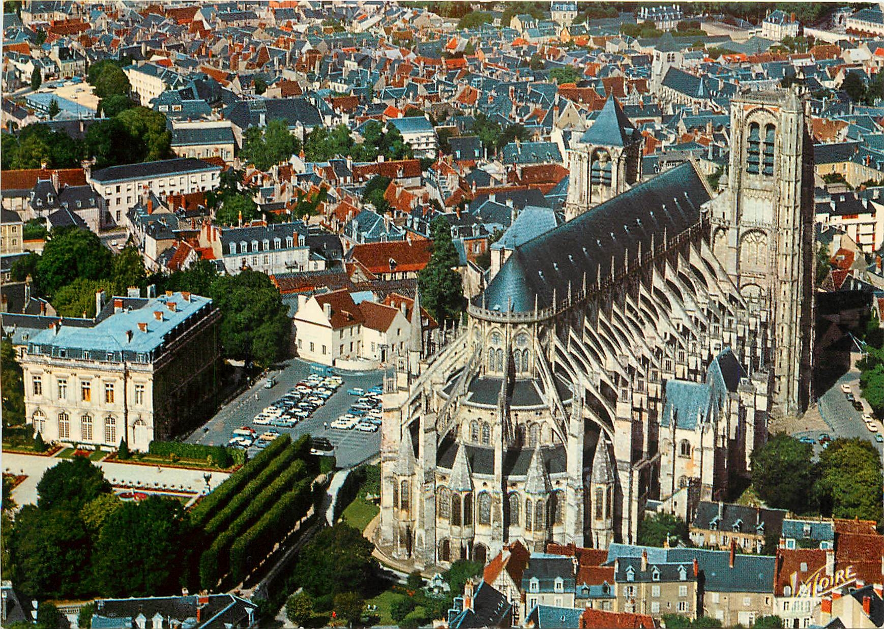 CPM Les Merveilles du Berry Bourges Cher Vue aerienne de la cathedrale Saint Etienne 