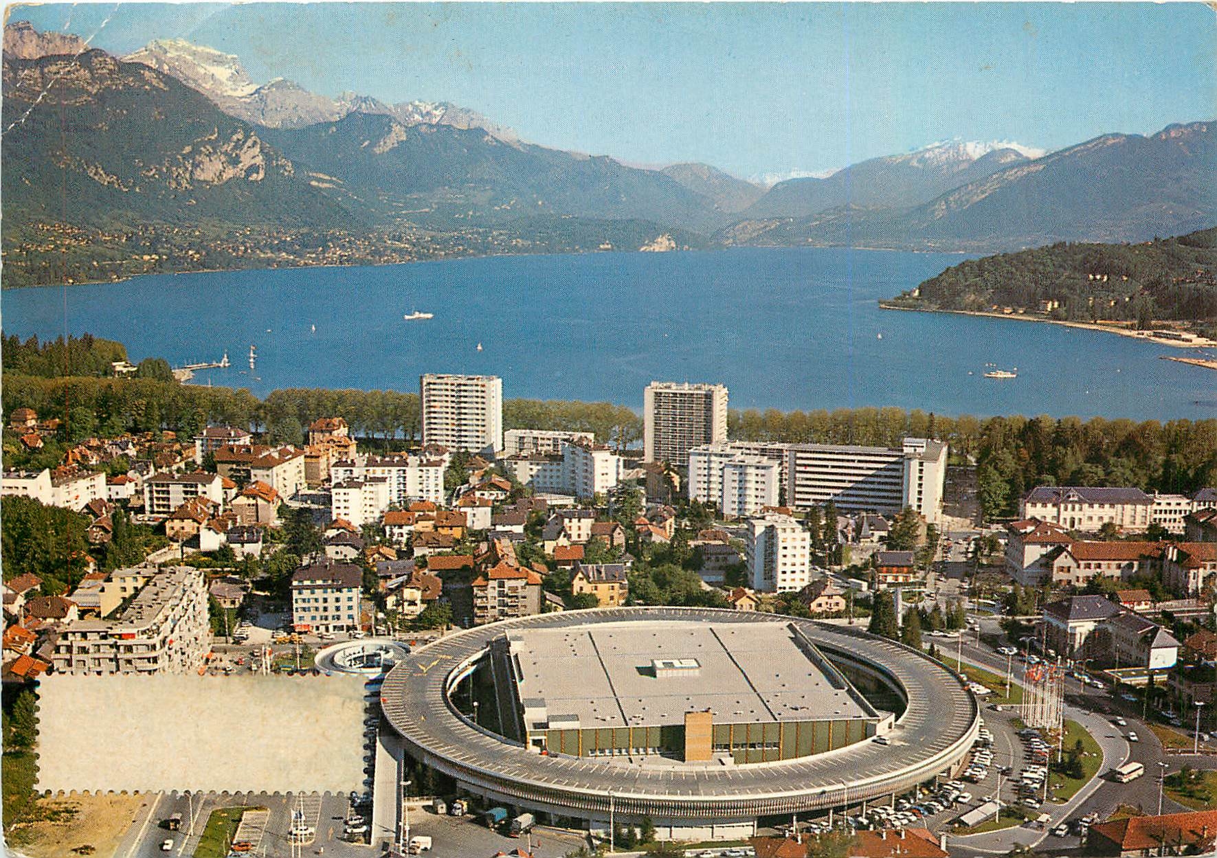 Annecy et son Lac — Vue aérienne, les Nouvelles Galeries — Reproduction d'éditeur