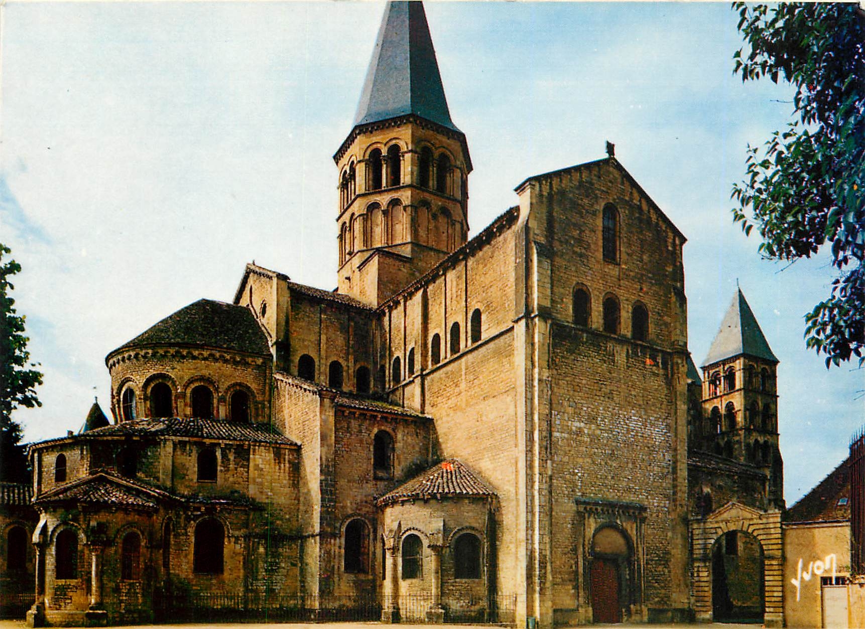 Paray-le-Monial — La Basilique et son abside — Éditions Jean-Jaurès