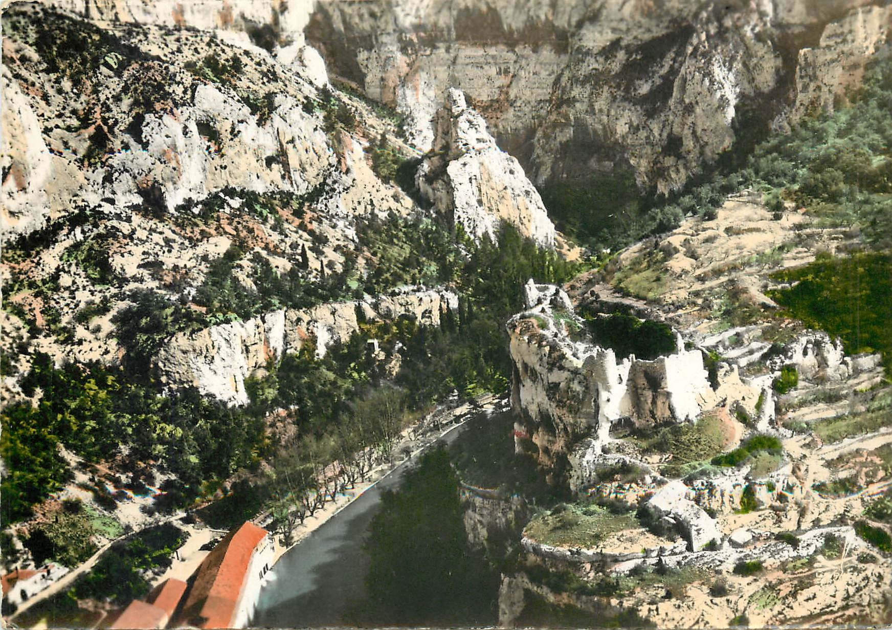 CPM Fontaine de Vaucluse Vaucluse Les Ruines du chateau et le Pain de Sucre 
