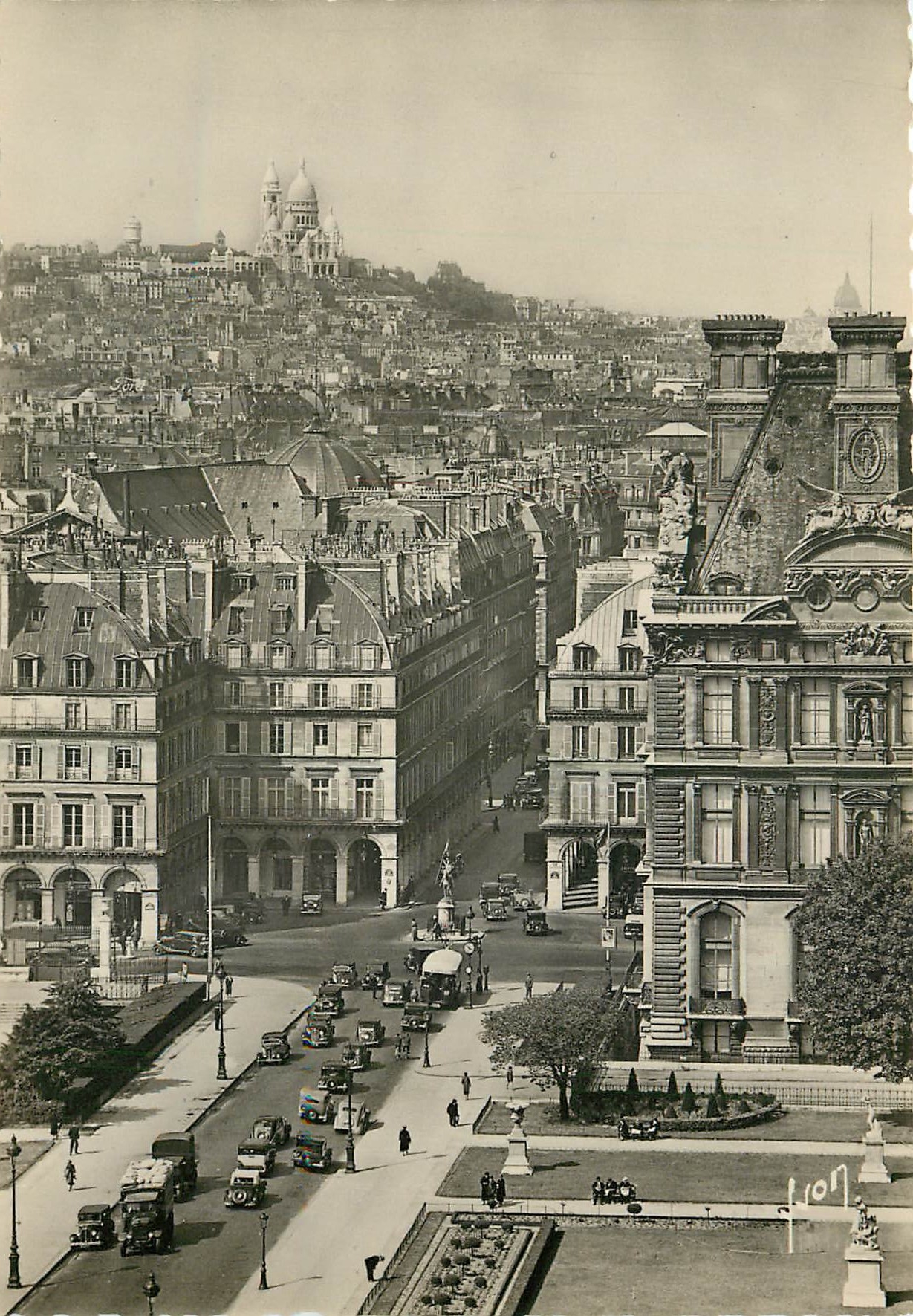 CPM Paris en Flannant Place des Pyramides Butte Montmartre et Sacre Coeur 