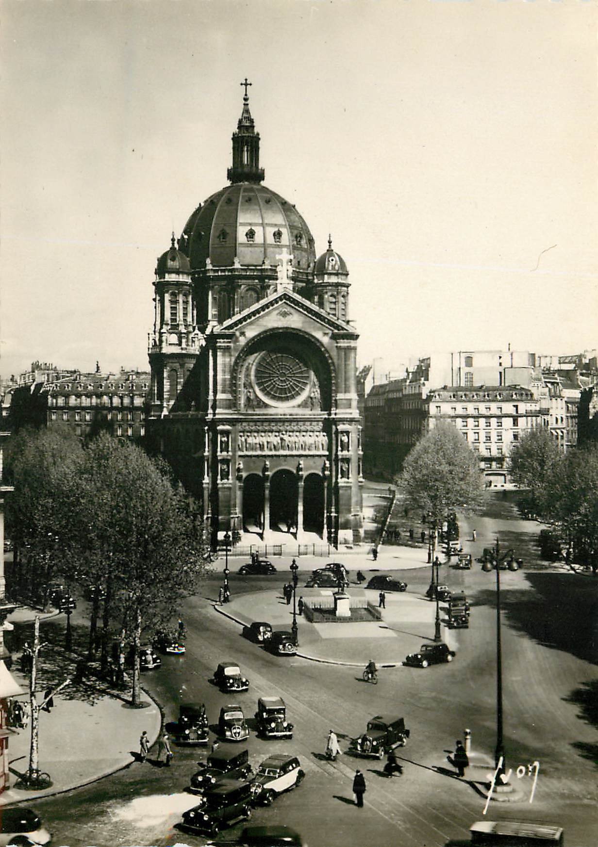 CPM Paris en Flannant Eglise Saint Augustin 