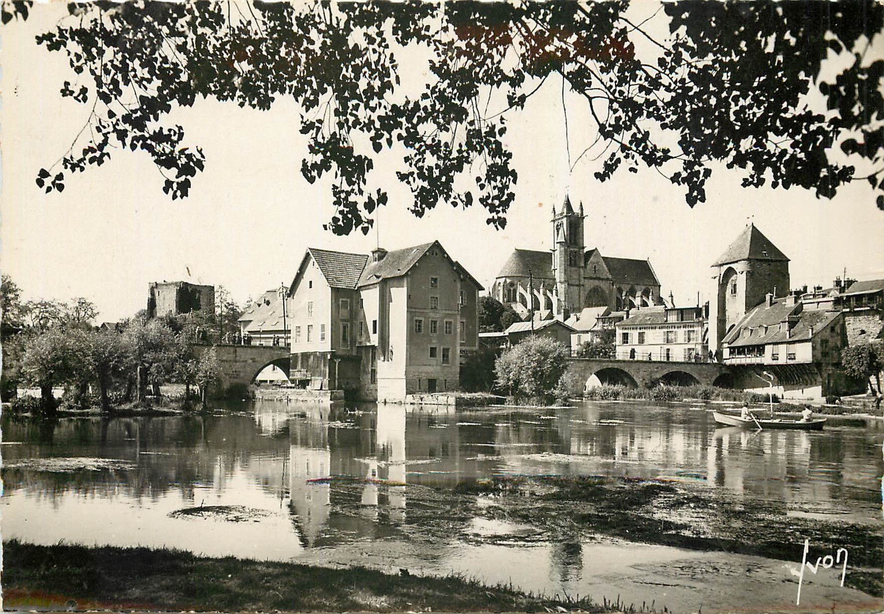 CPM Moret sur Loing S et M La ville vue de la rive droite du Loing 