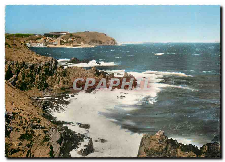 CPM Collioure PO Rocher et vagues au fond l'eglise fortifee 