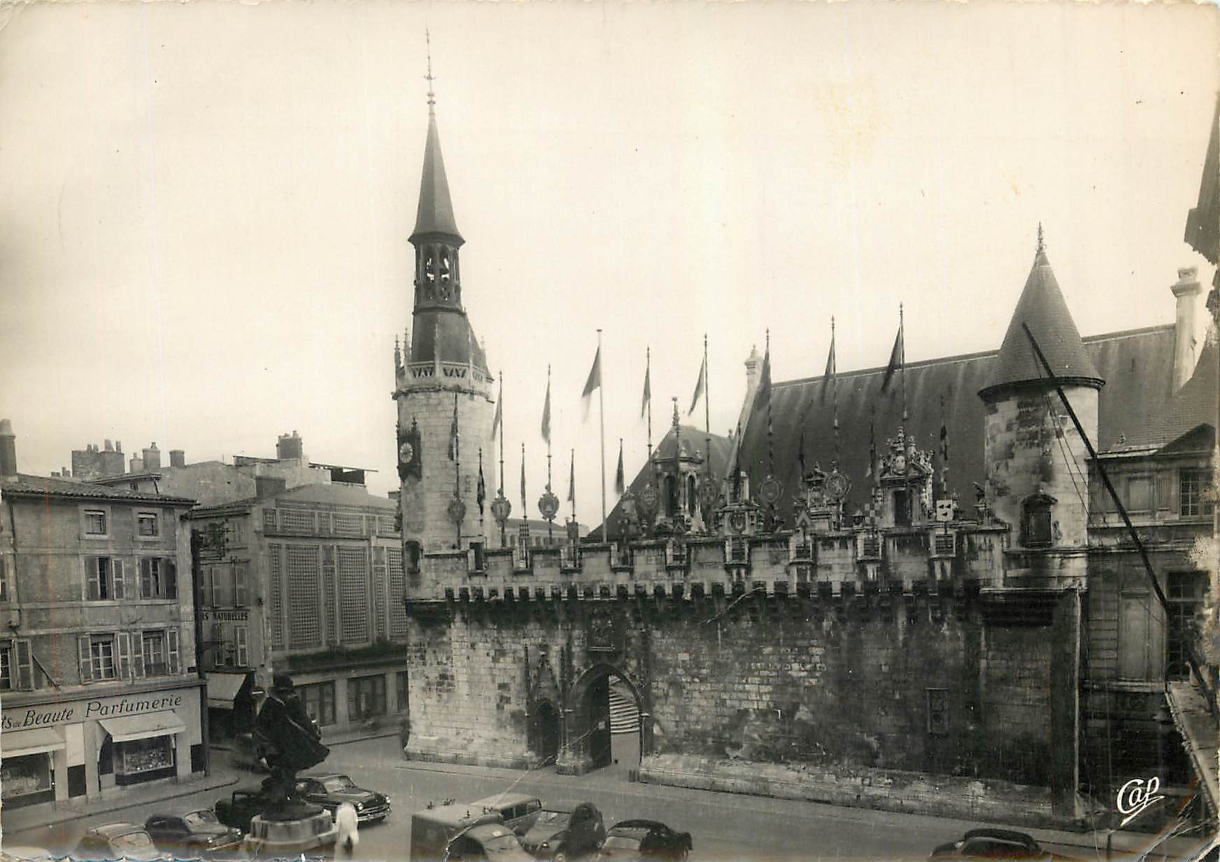 CPM La Rochelle L'Hotel de Ville Parfumerie