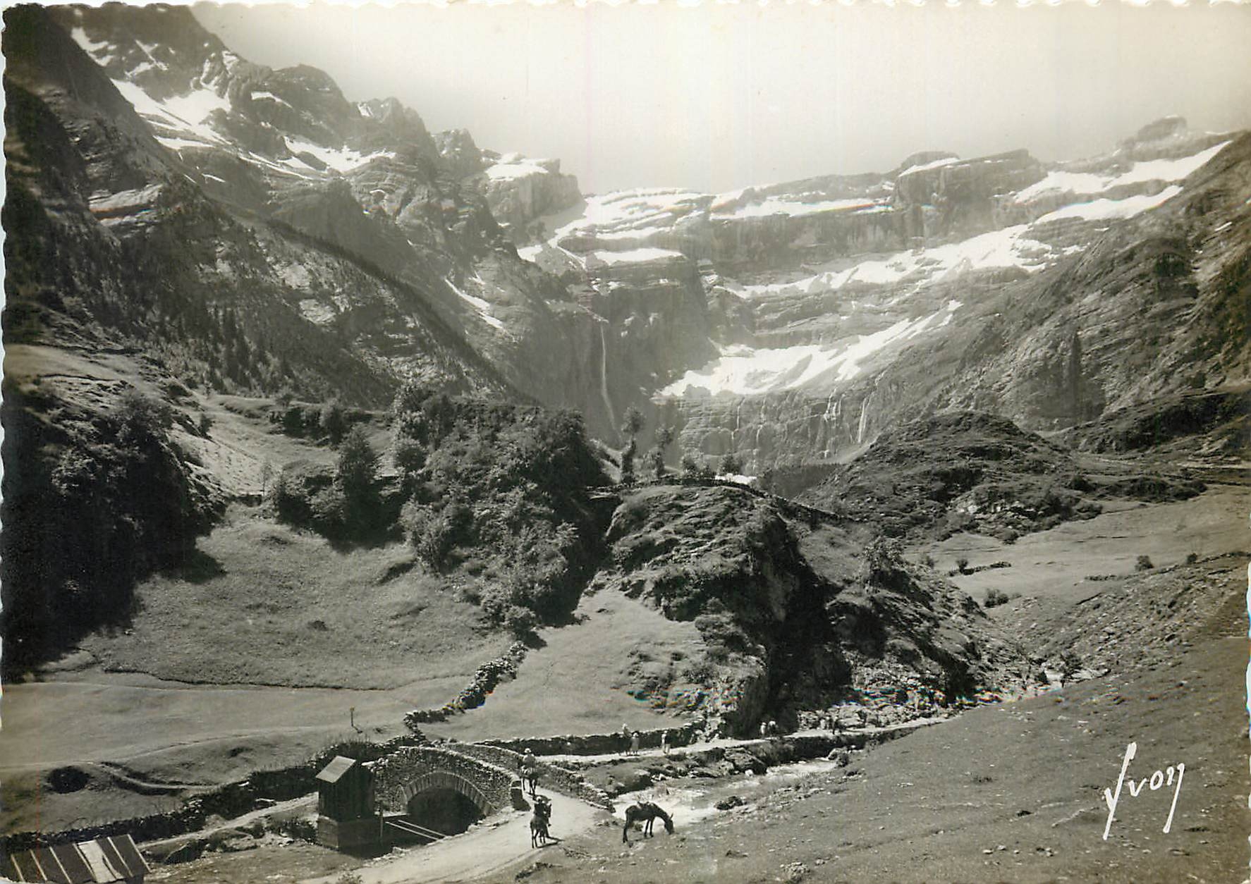 CPM Cirque de Gavarnie Htes Pyrenees La route et le pont Nadau 