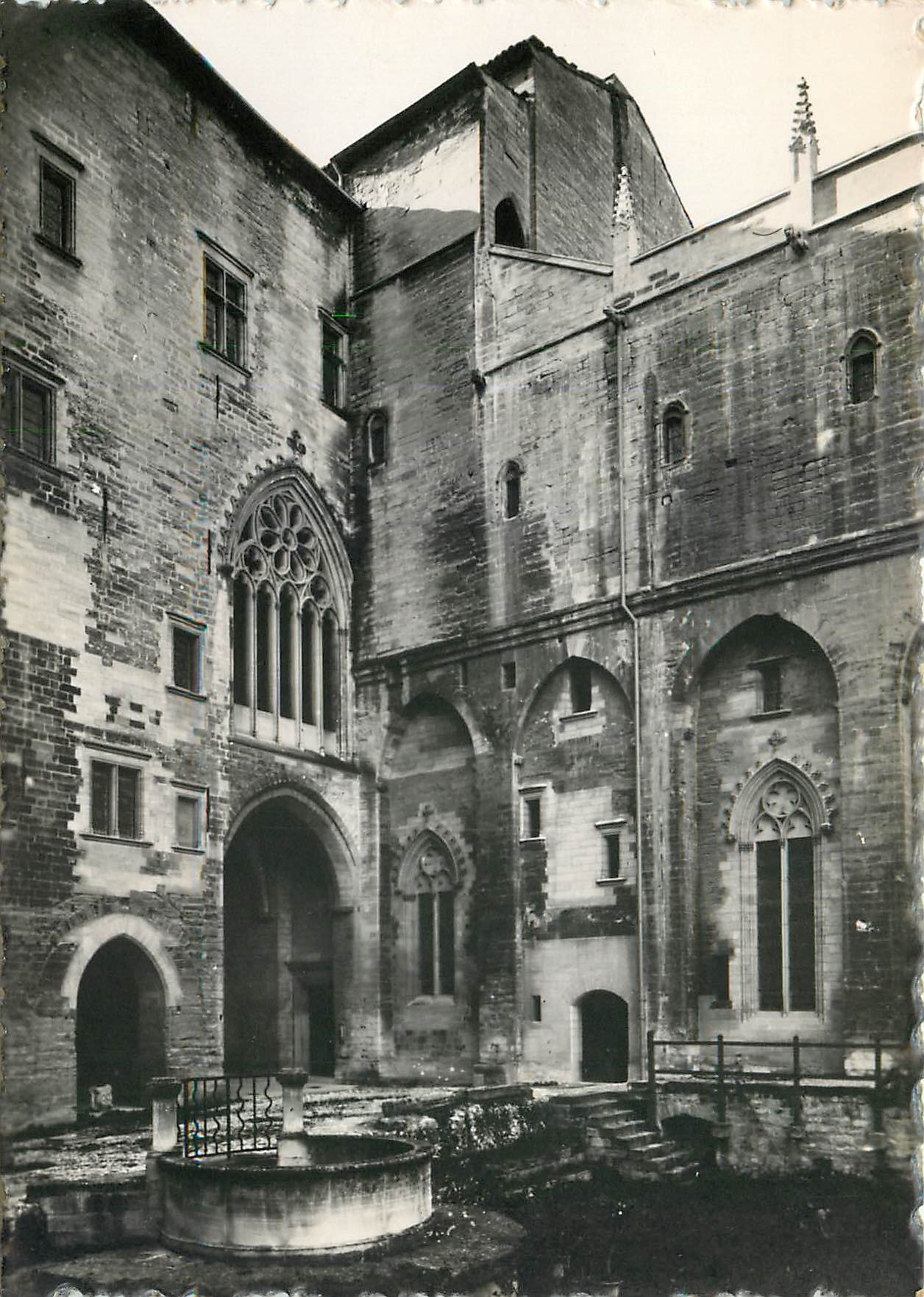 CPM Avignon Palais des Papes Le Puits et la Fenetre 