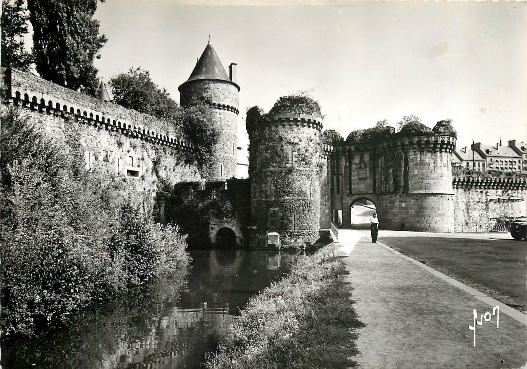 Château de Fougères — La Porte Notre-Dame et les douves reconstituées — Les Éditions d'Art, Paris