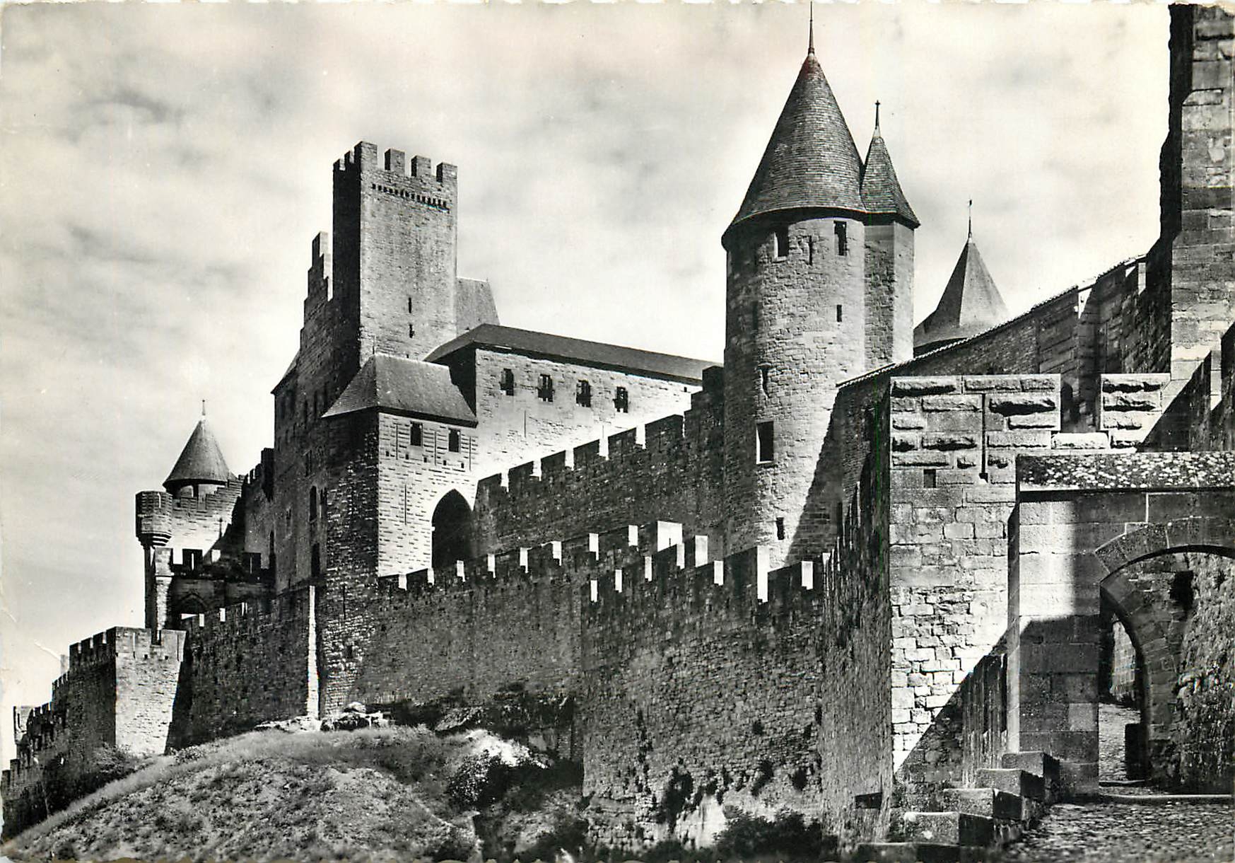 CPM Carcassonne Aude Les remparts du Chateau et ses tours 