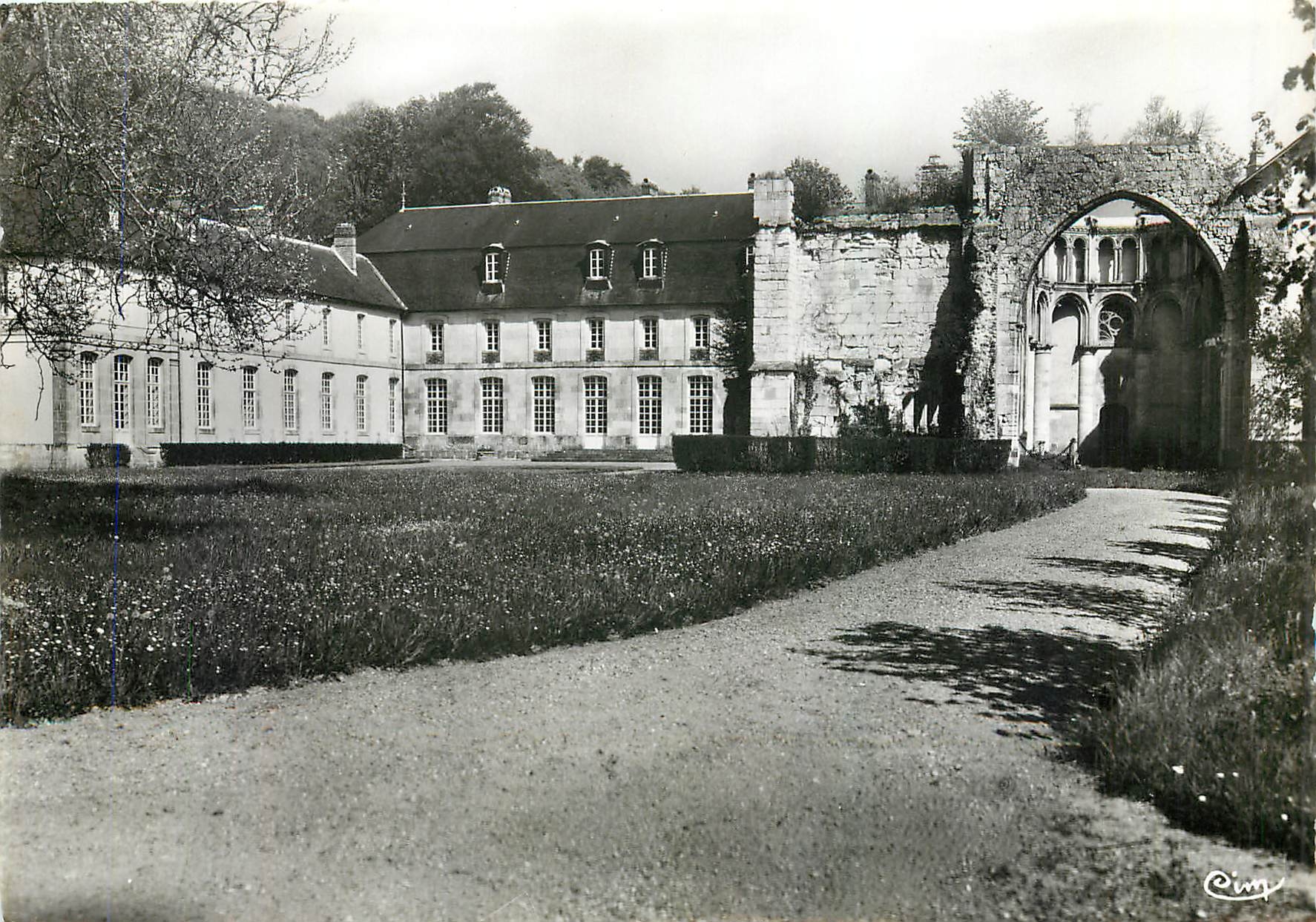 CPM Valmont Seine Maritime Le Chateau et les Ruines de l'Abbaye 