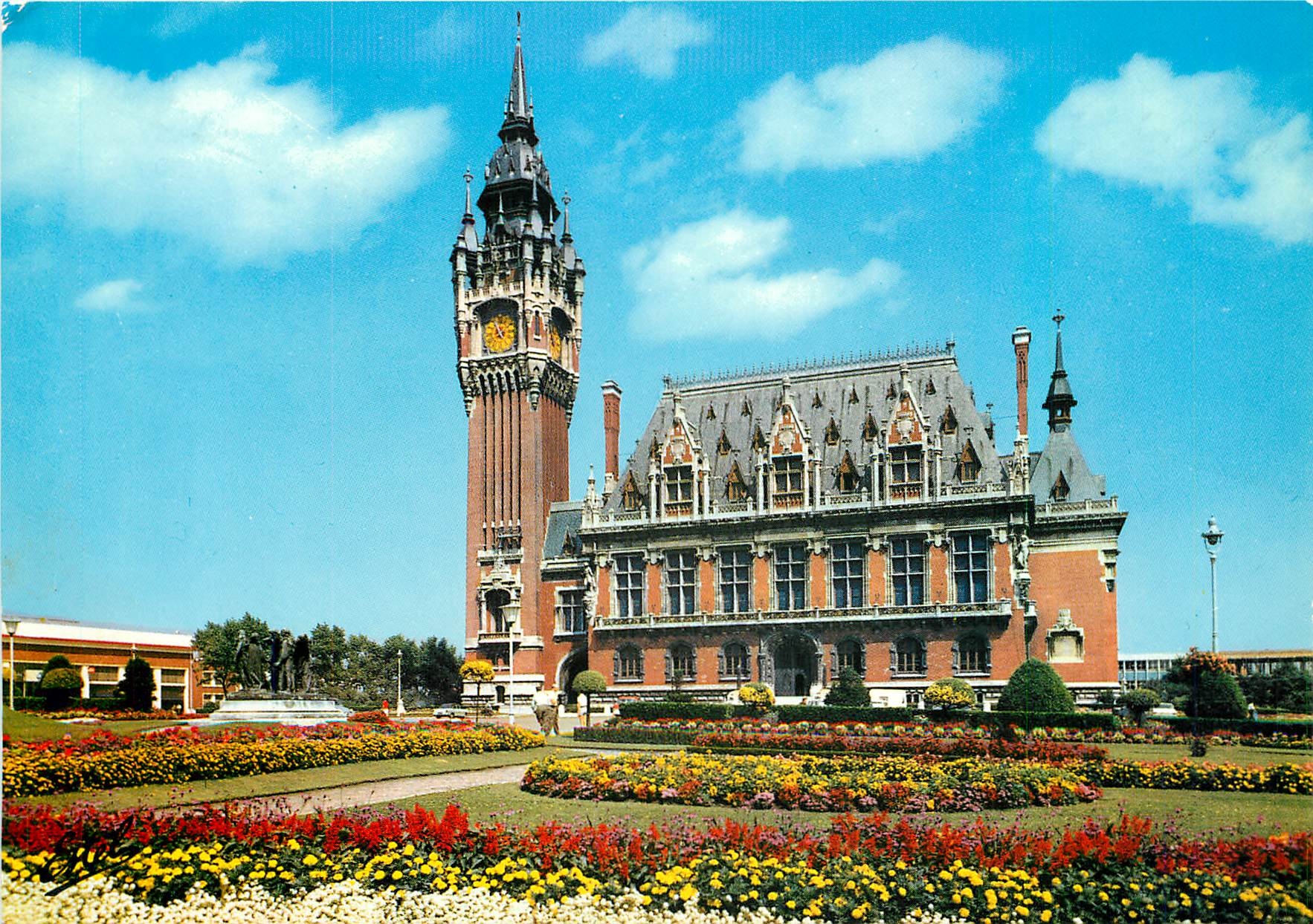 CPM Calais Pas de Calais L'Hotel de Ville et ses jardins Fleurs 