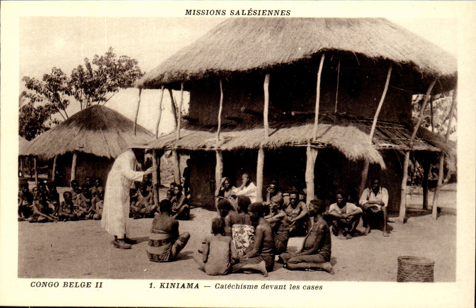 Congo Belge -CPA- Kiniama - Catechisme devant les cases- Mission Salesiennes