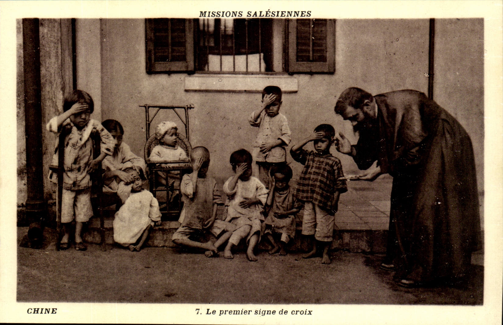 Chine -CPA- Le premier signe de croix- Mission Salesiennes China