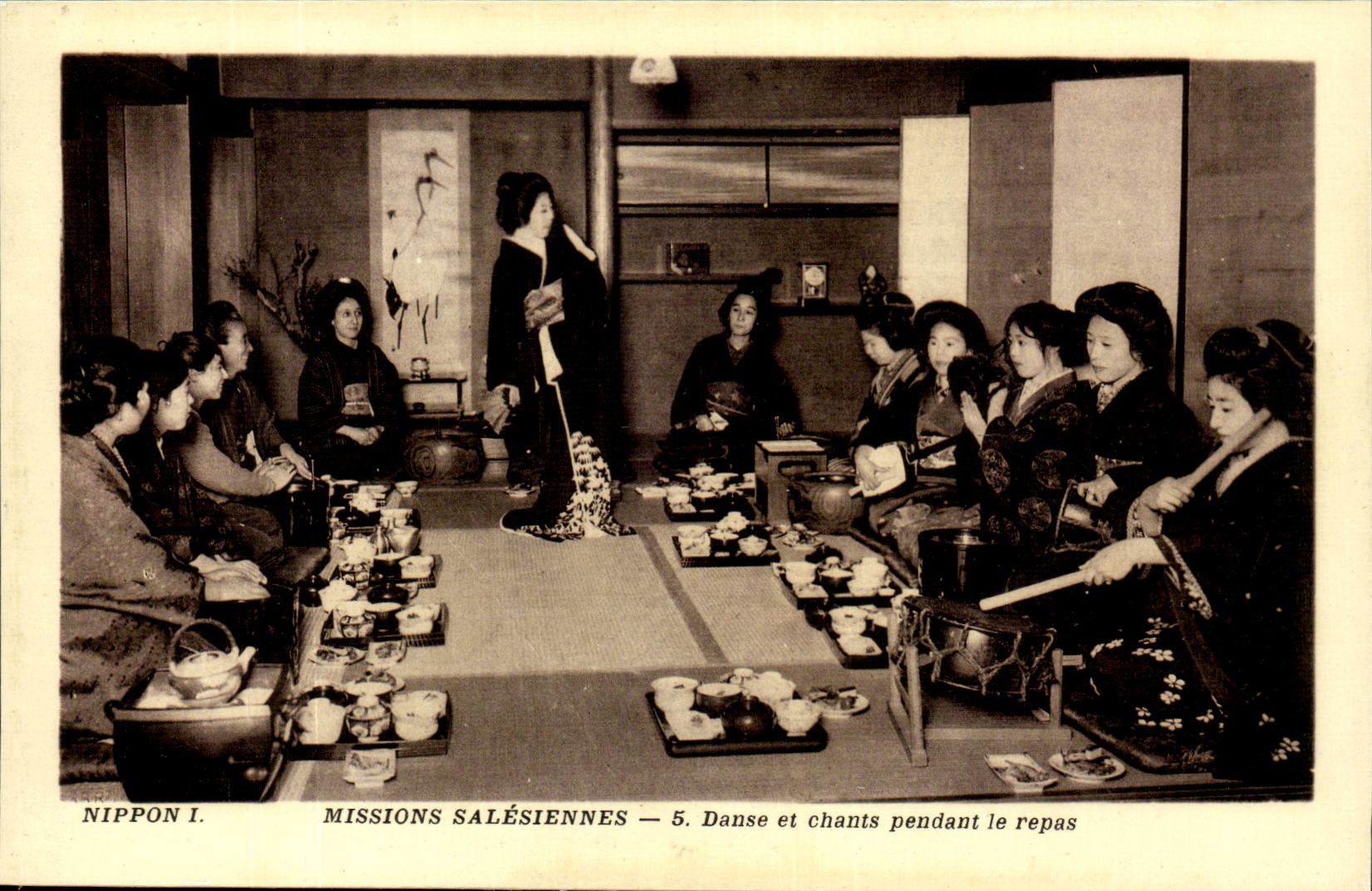 Nippon - Danse et chant pendant le repas-CPA- Mission Salesiennes Japon