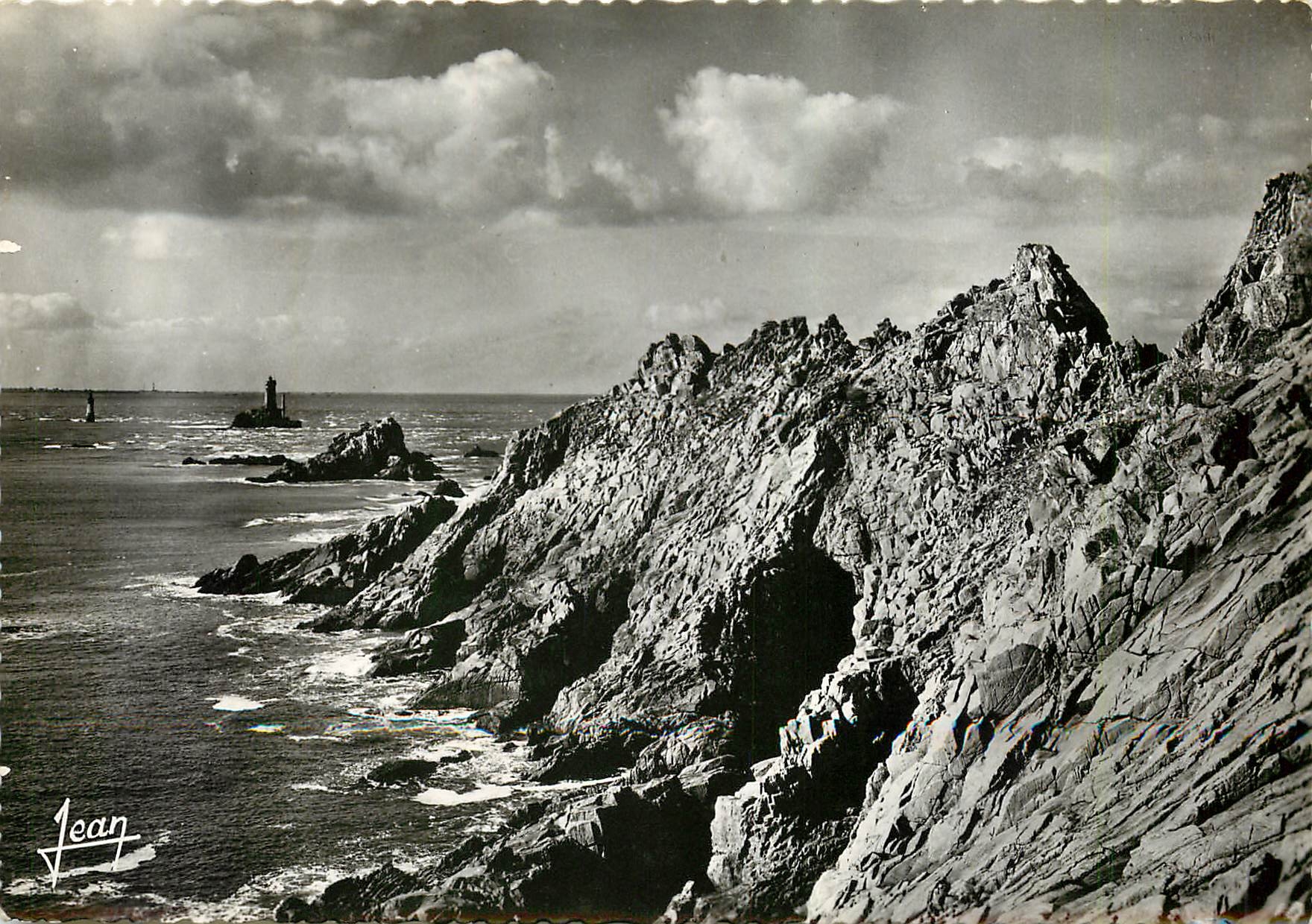 CPM La Bretagne Pointe du Raz Finistere et le Phare de la Vieille 