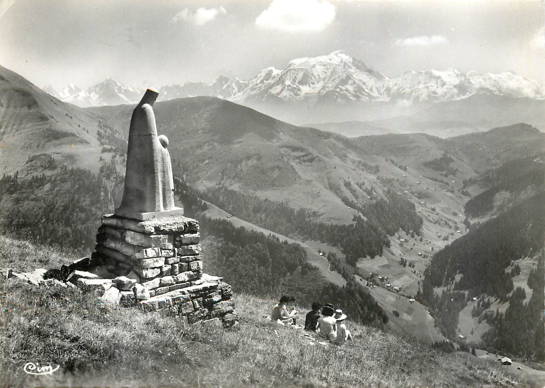 CPM La Giettaz Savoie Face au massif du Mont Blanc Notre Dame des Alpages et Vallee de Jaillet 