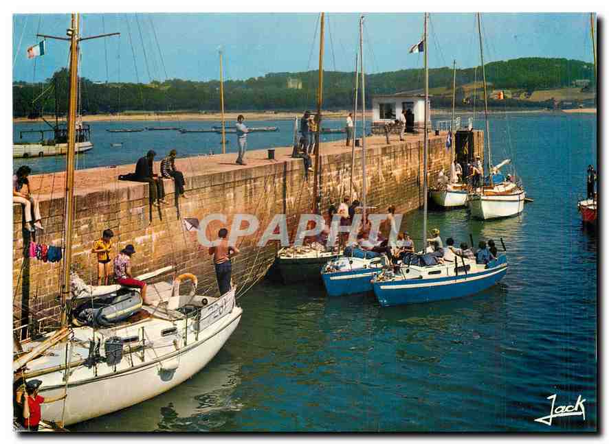 CPM Paimpol Bateaux Franchissant l'ecluse du bassin a flot Bateaux