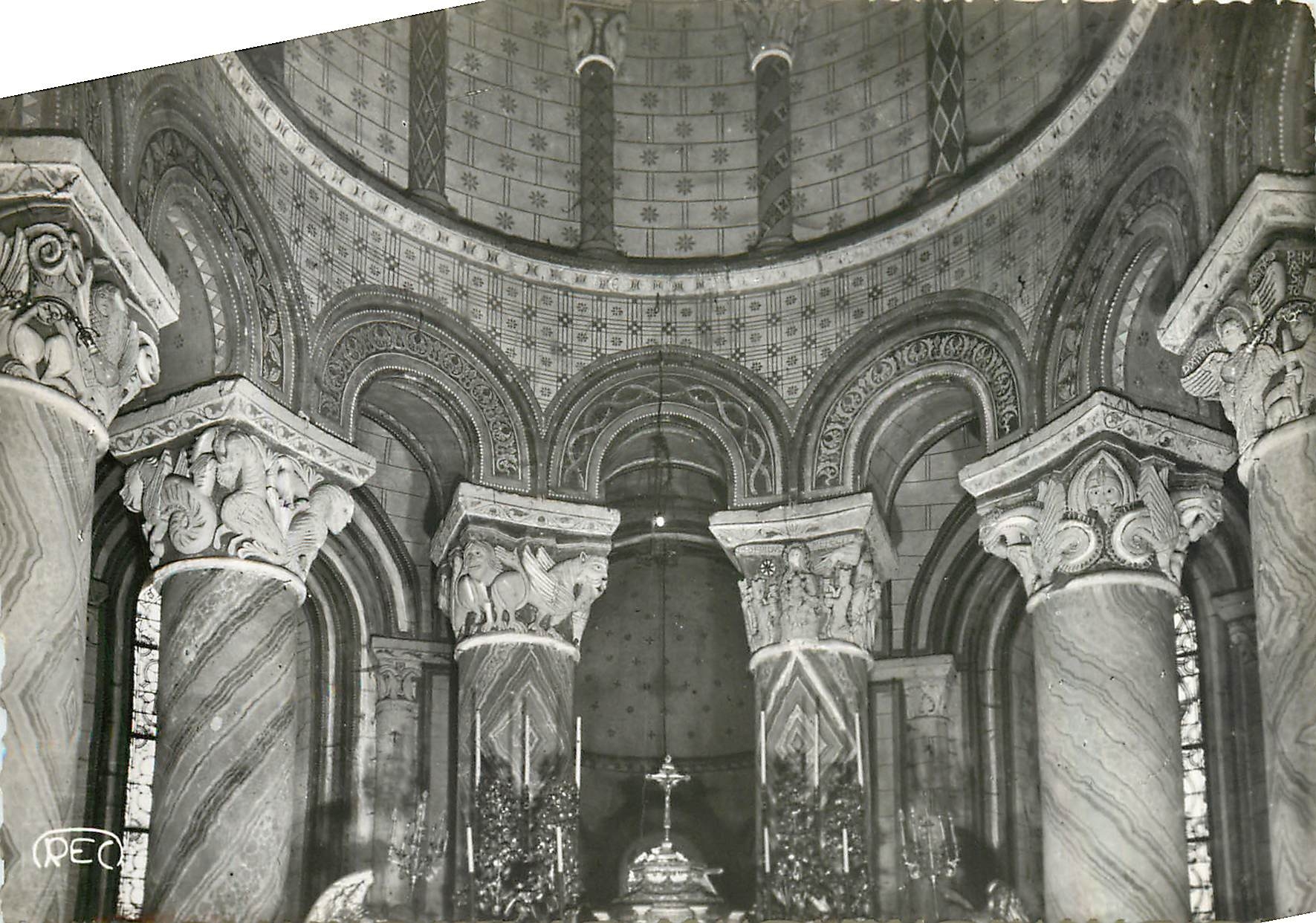 CPM Chauvigny Vienne Interieur de l'Eglise St Pierre L'Ensemble des Chapitaux 