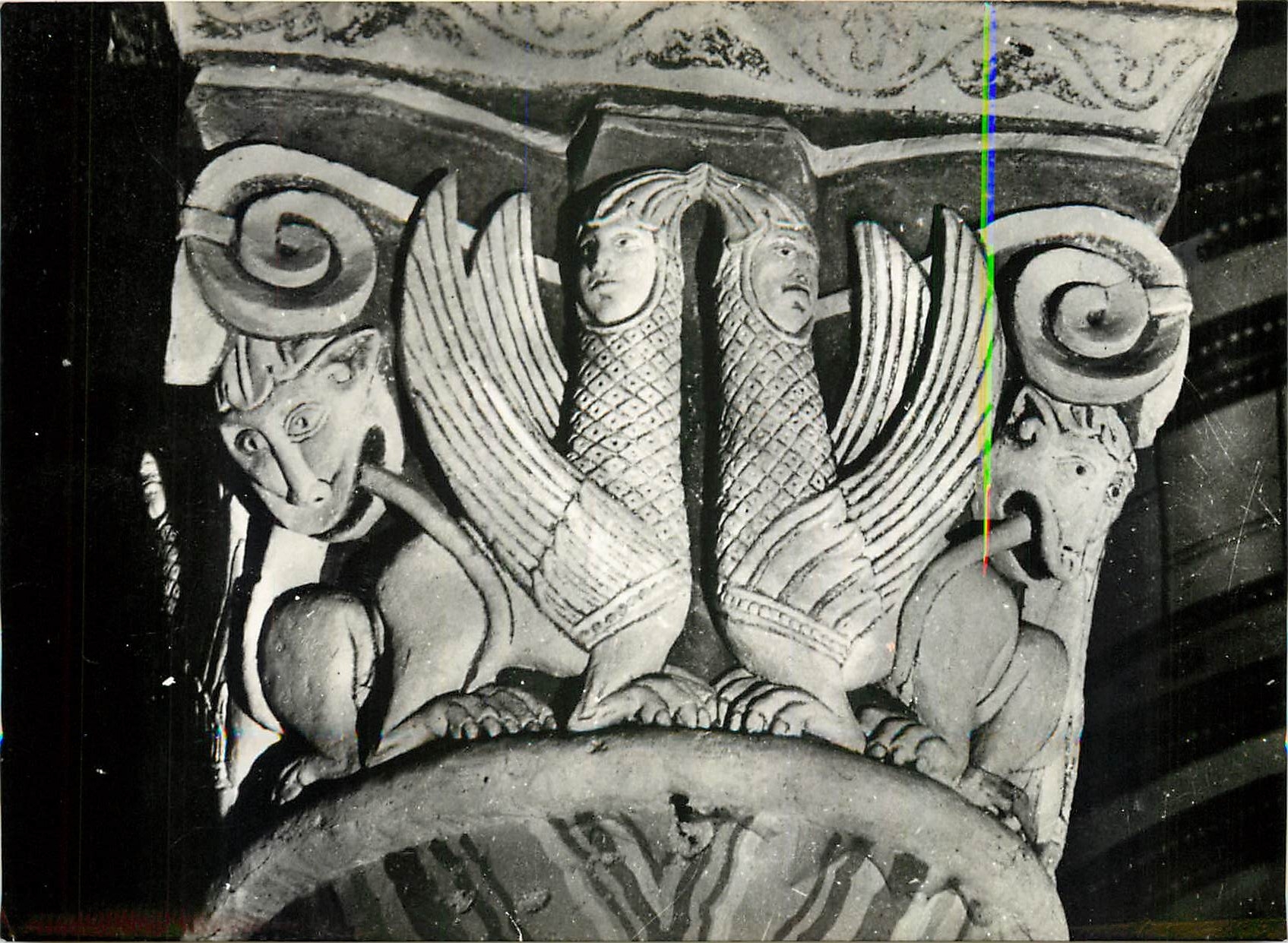 CPM Chauvigny Vienne Eglise Saint Pierre Sphinx vue de face 